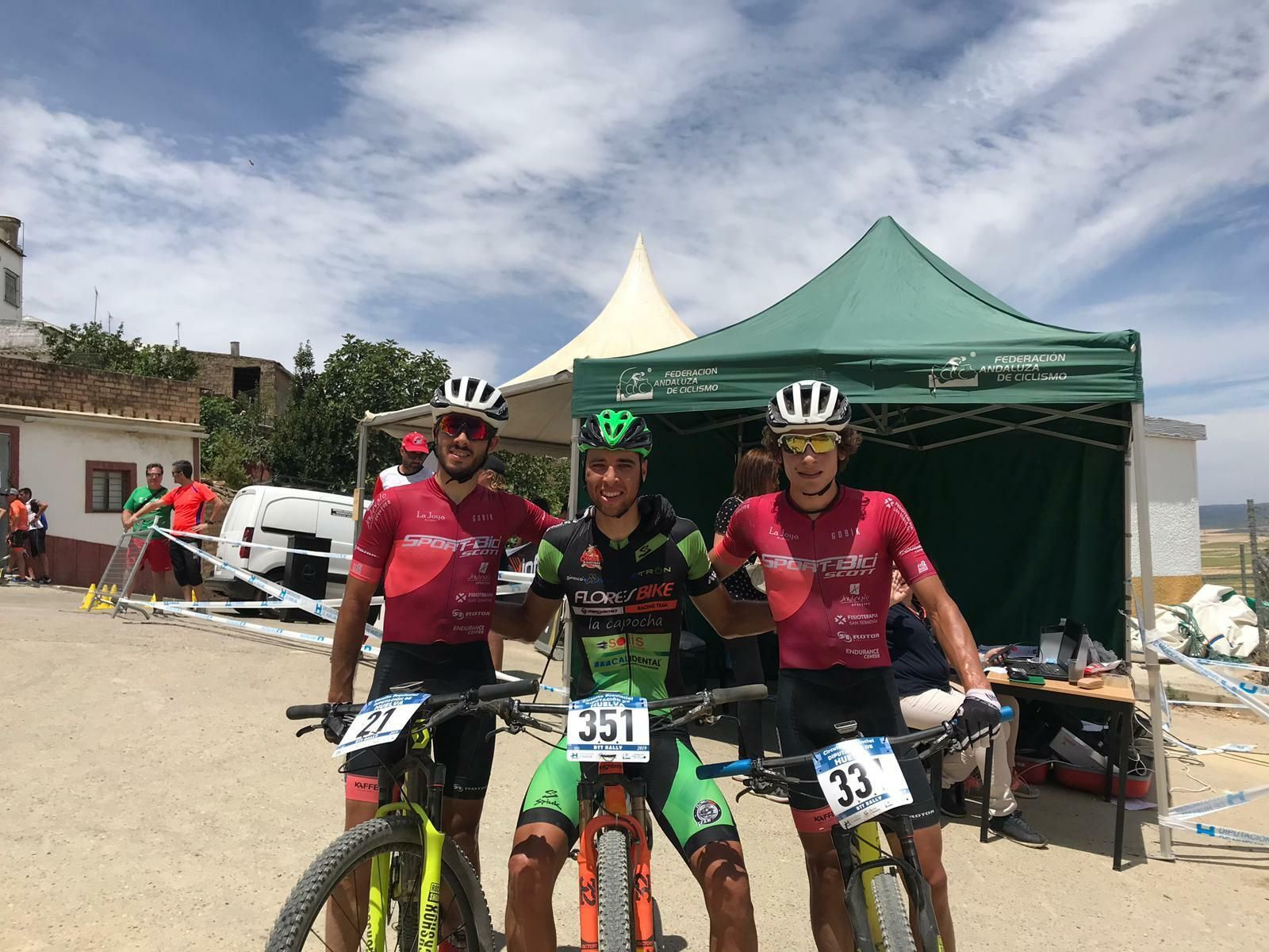 Nacho Blanco, en el centro, fue el dominador de la prueba disputada en Paterna.