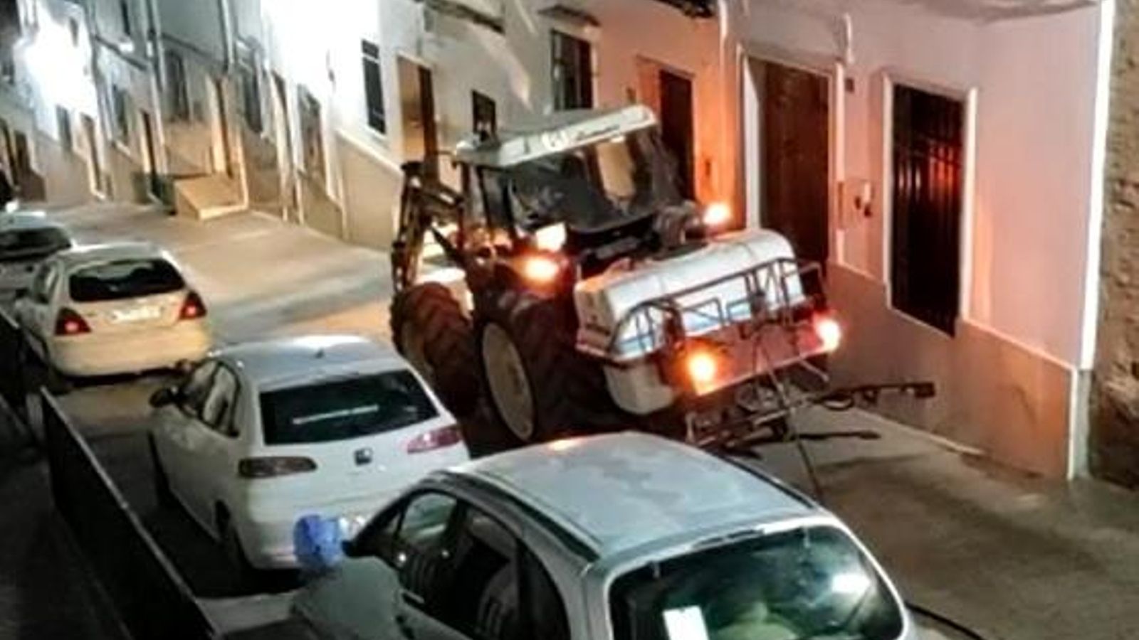 Tareas de limpieza en una calle de Espejo.