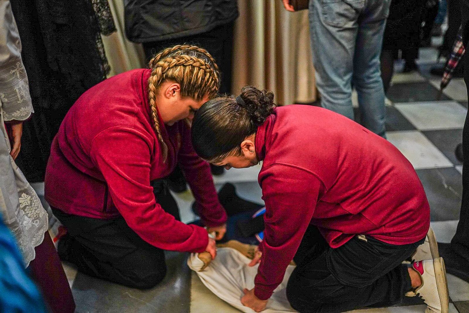 Fotos: Desolación bajo la lluvia en el Zaidín:  Trabajo y Luz suspende su estación de penitencia