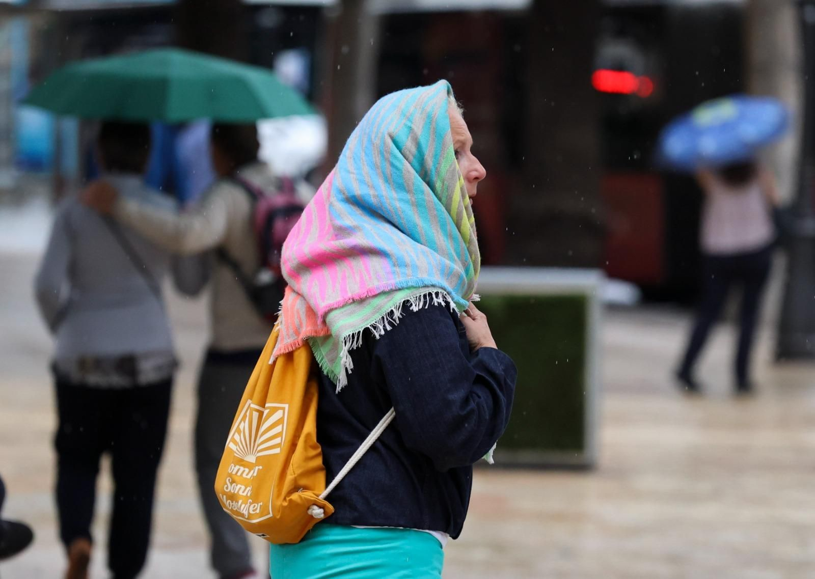 Lluvia débil este viernes en Málaga capital.