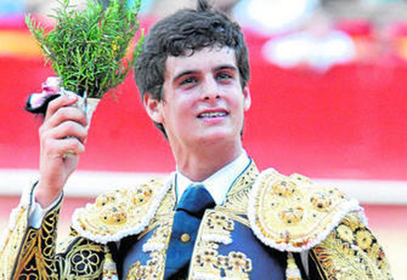 El diestro David Galván dando la vuelta al ruedo con la oreja que cortó en la pasada Feria de Julio de Valencia.