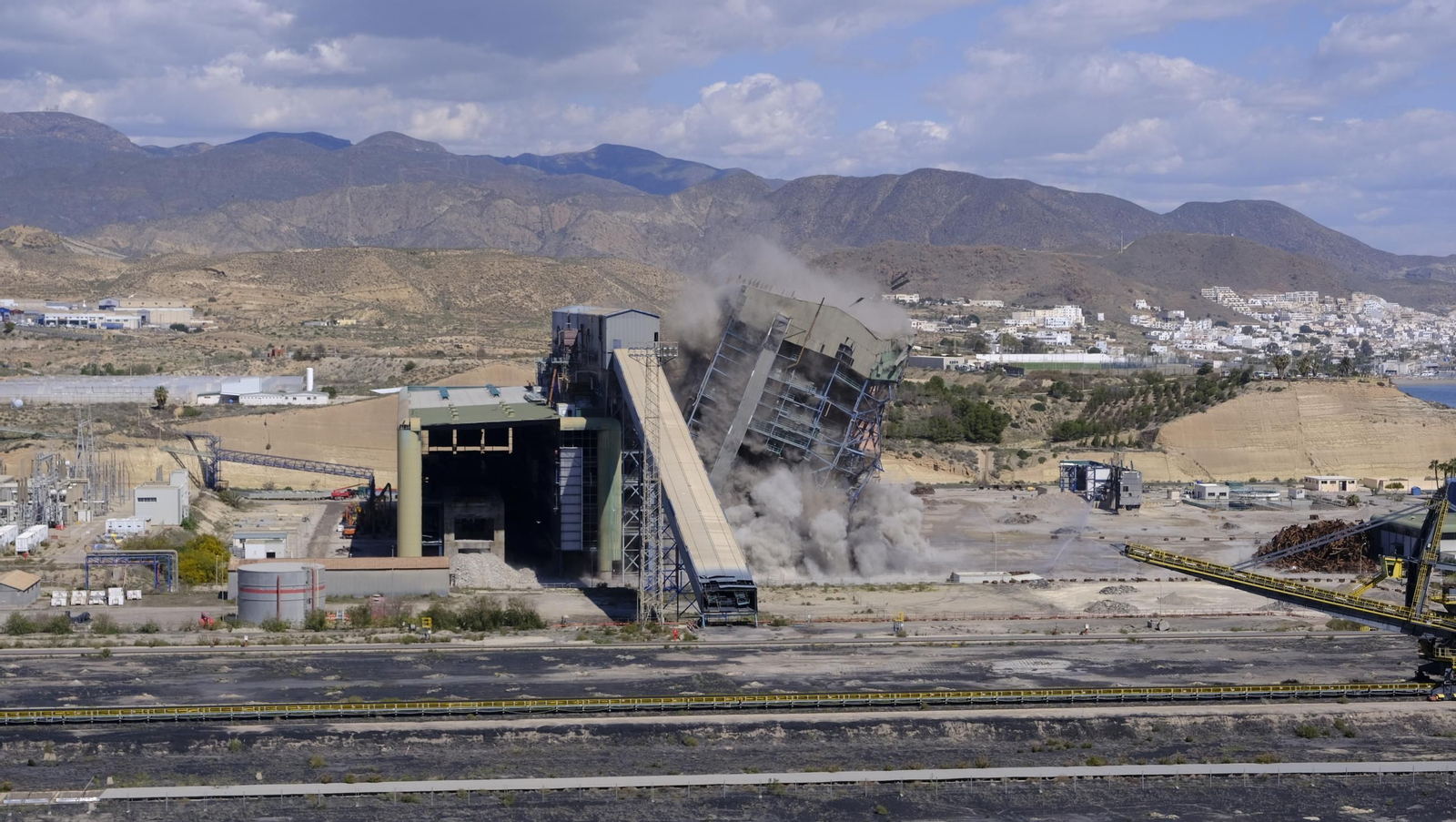 La voladura-demolición de la central térmica de Endesa en Carboneras, en imágenes