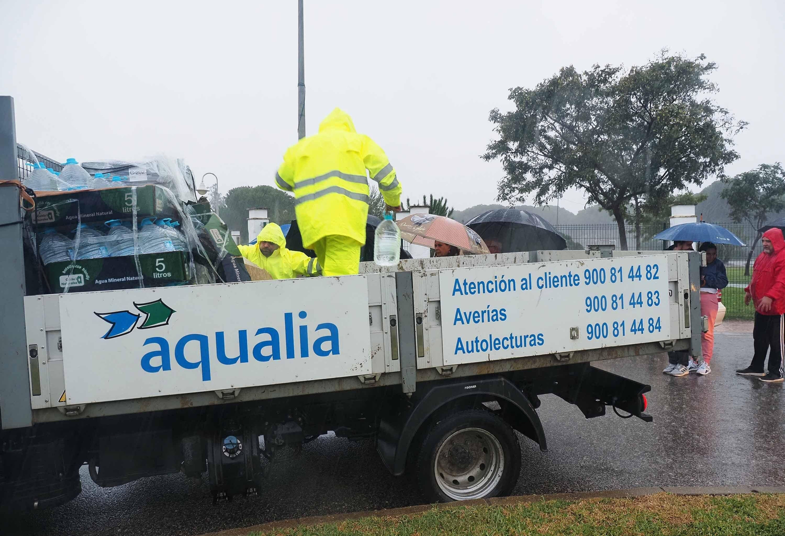 Reparto de agua en el Nuevo Portil.
