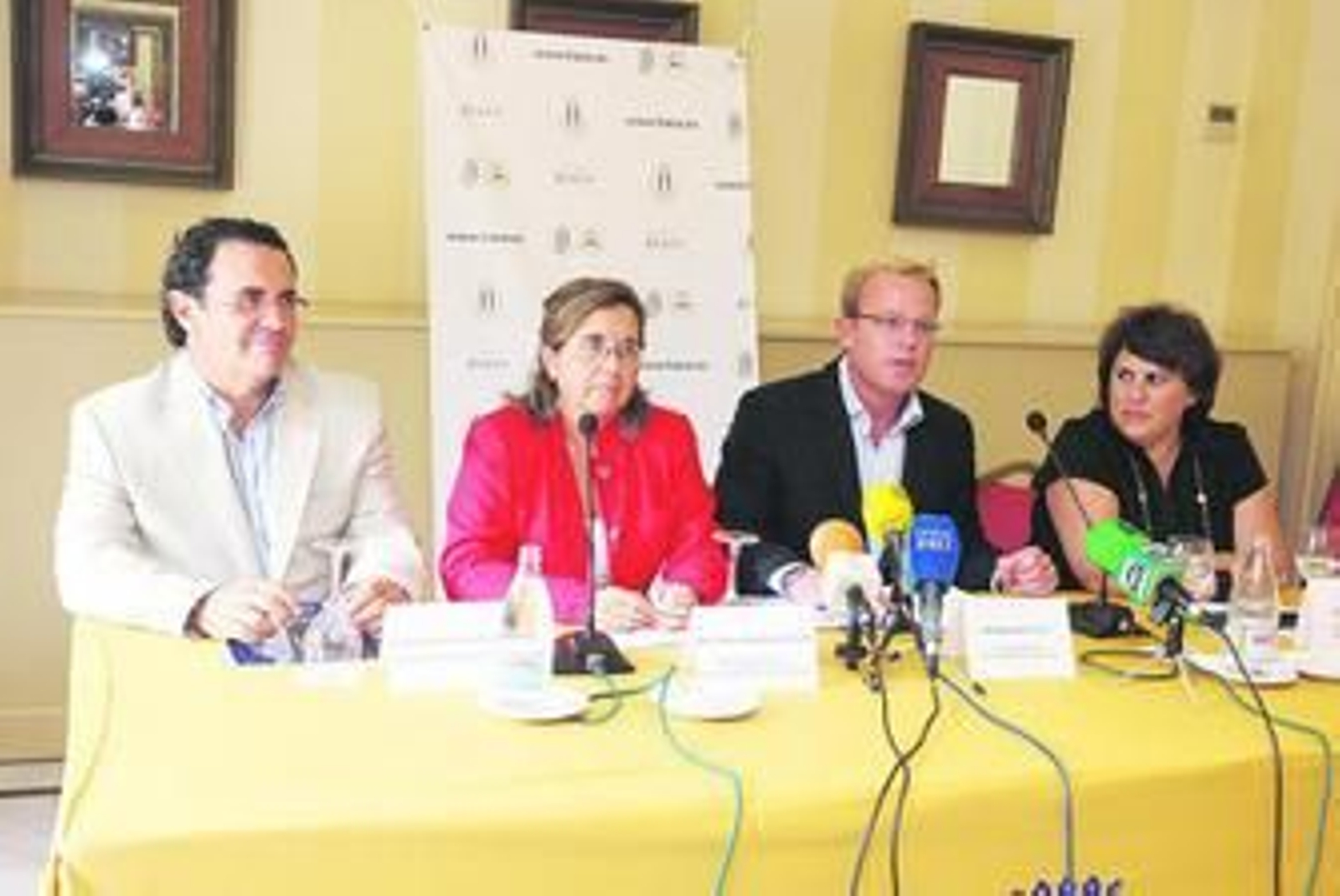 García Bermúdez, Magdalena Bodelón, Stefaan de Clerck e Irene Canca, ayer en el Hotel Jerez.