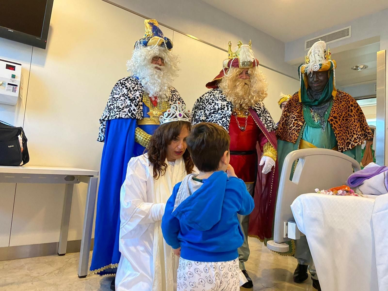Así fue la visita de los Reyes Magos al Hospital Infanta Luisa Así fue la visita de los Reyes Magos al Hospital Infanta Luisa