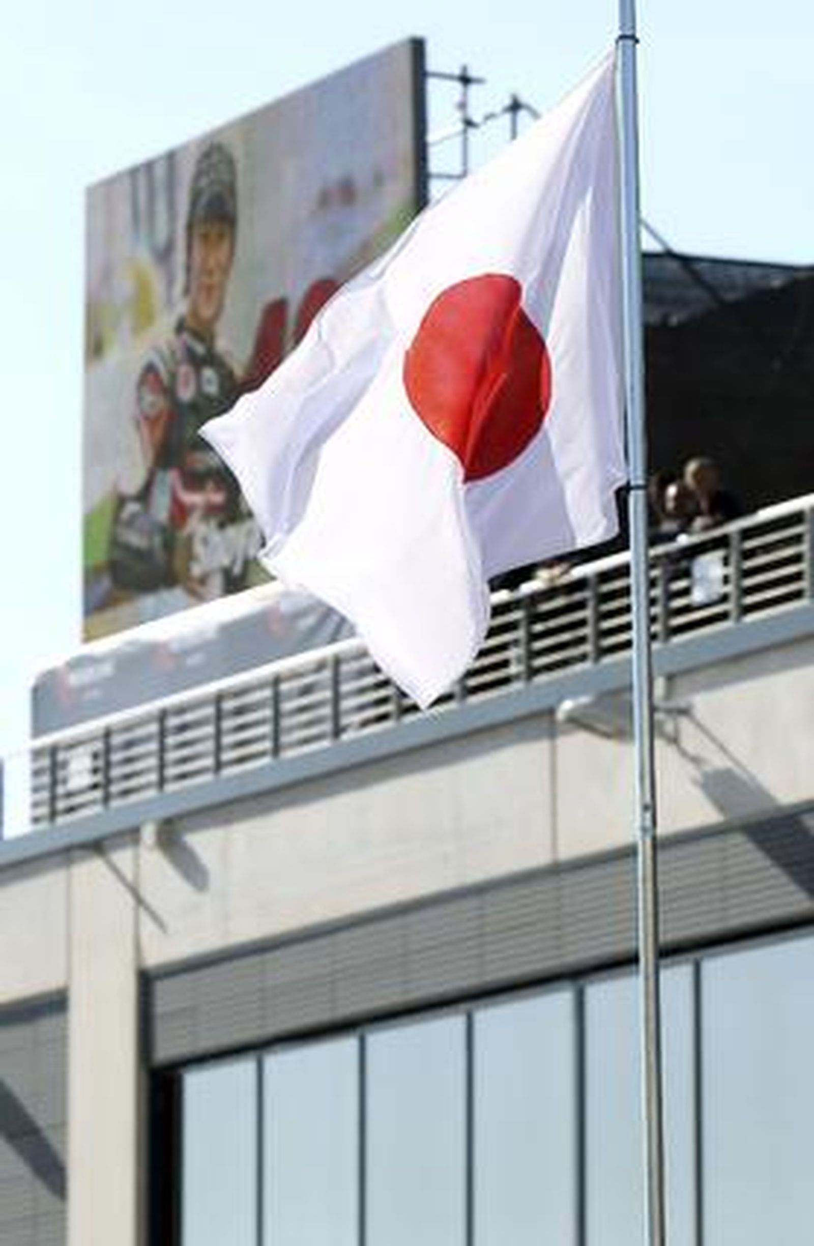 Minuto de silencio por la muerte del piloto japonés Shoya Tomizawa.

Foto: Efe
