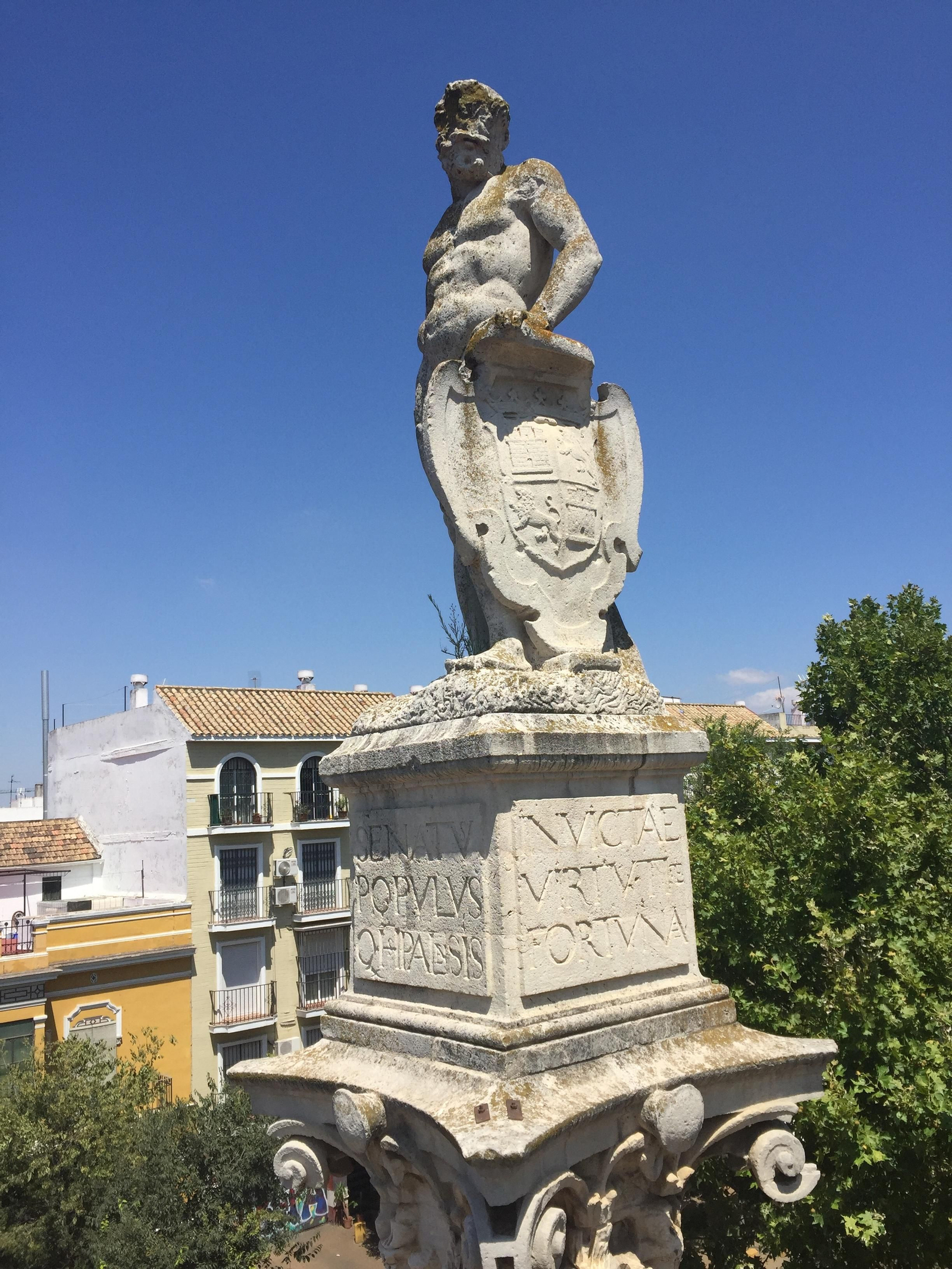 Una de las esculturas antes de la intervención