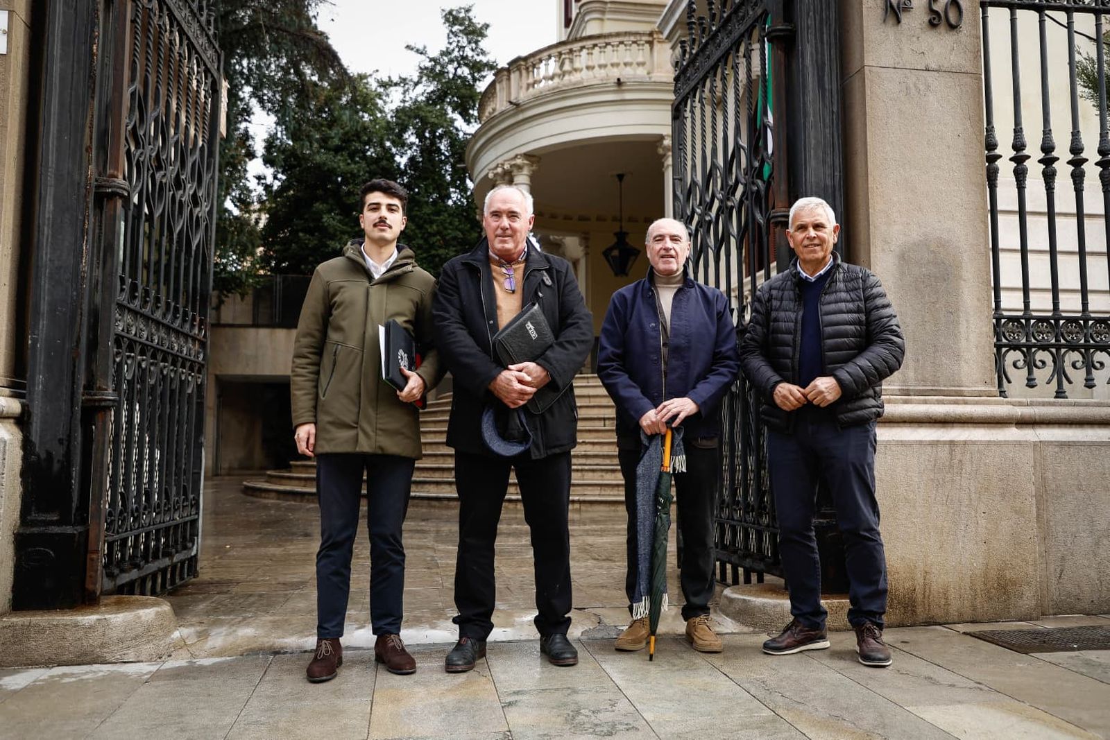 Chica Escanes, Monferrer, Del Pino y Torres, frente a la Subdelegación del Gobierno