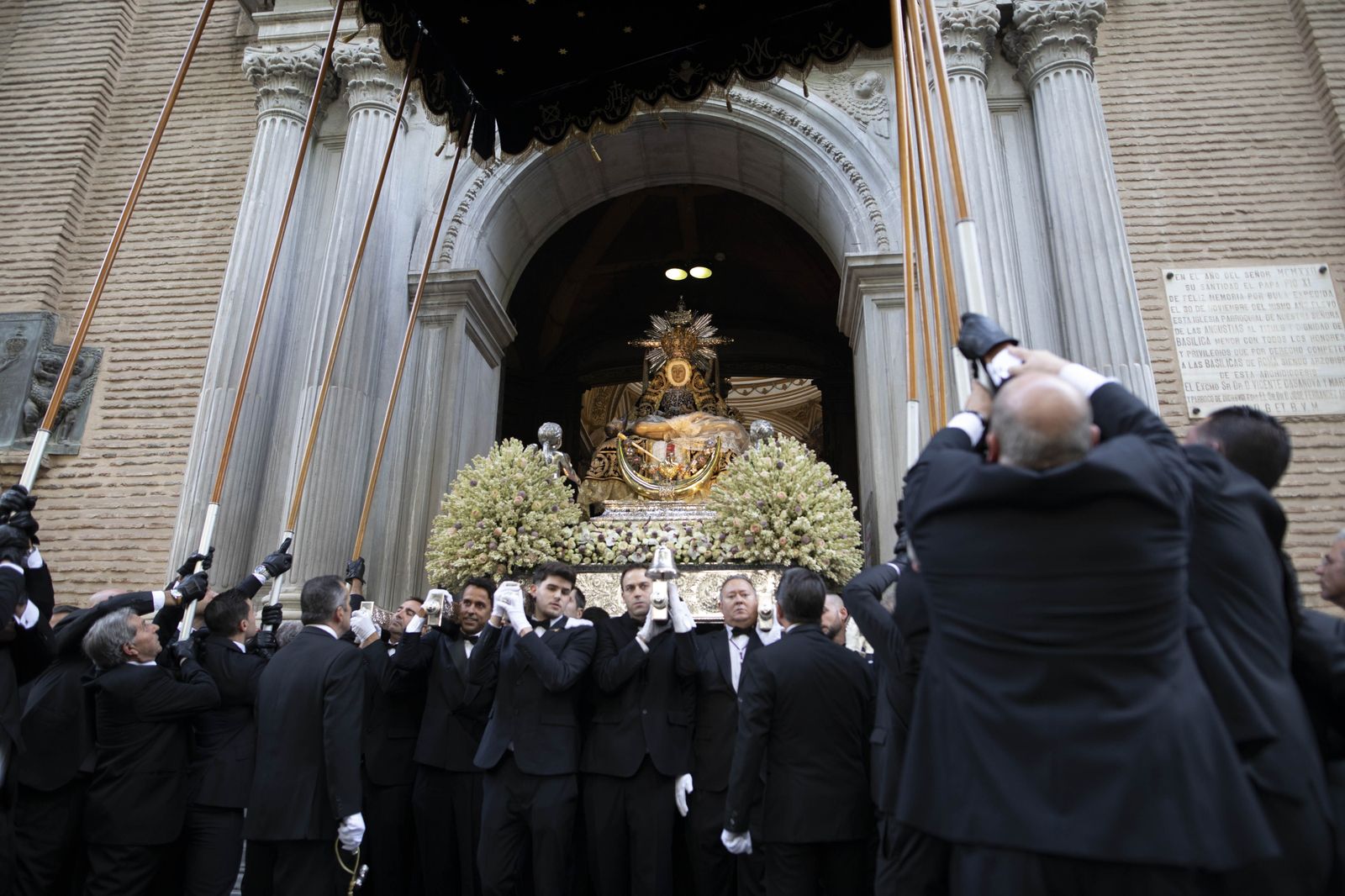 Granada se lanza a la calle con su Virgen de las Angustias