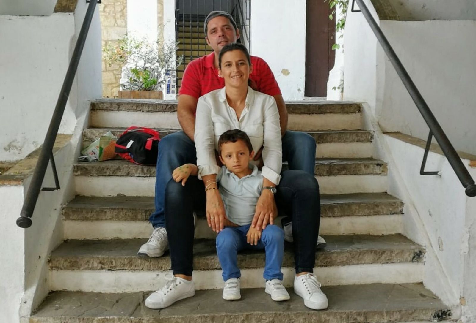 La candidata del PP a la Alcaldía dedica el “poco tiempo” que le deja la política a disfrutarlo con su “pequeña gran familia”. Se refiere a su marido, que trabaja en el sector hostelero, y su hijo, que tiene seis años. “Me gusta mucho ir a la playa de Bajo de Guía y Bonanza. Mi niño se lleva sus cosas para jugar y a mí me sirve para cargas las pilas”, confiesa Carmen Pérez.