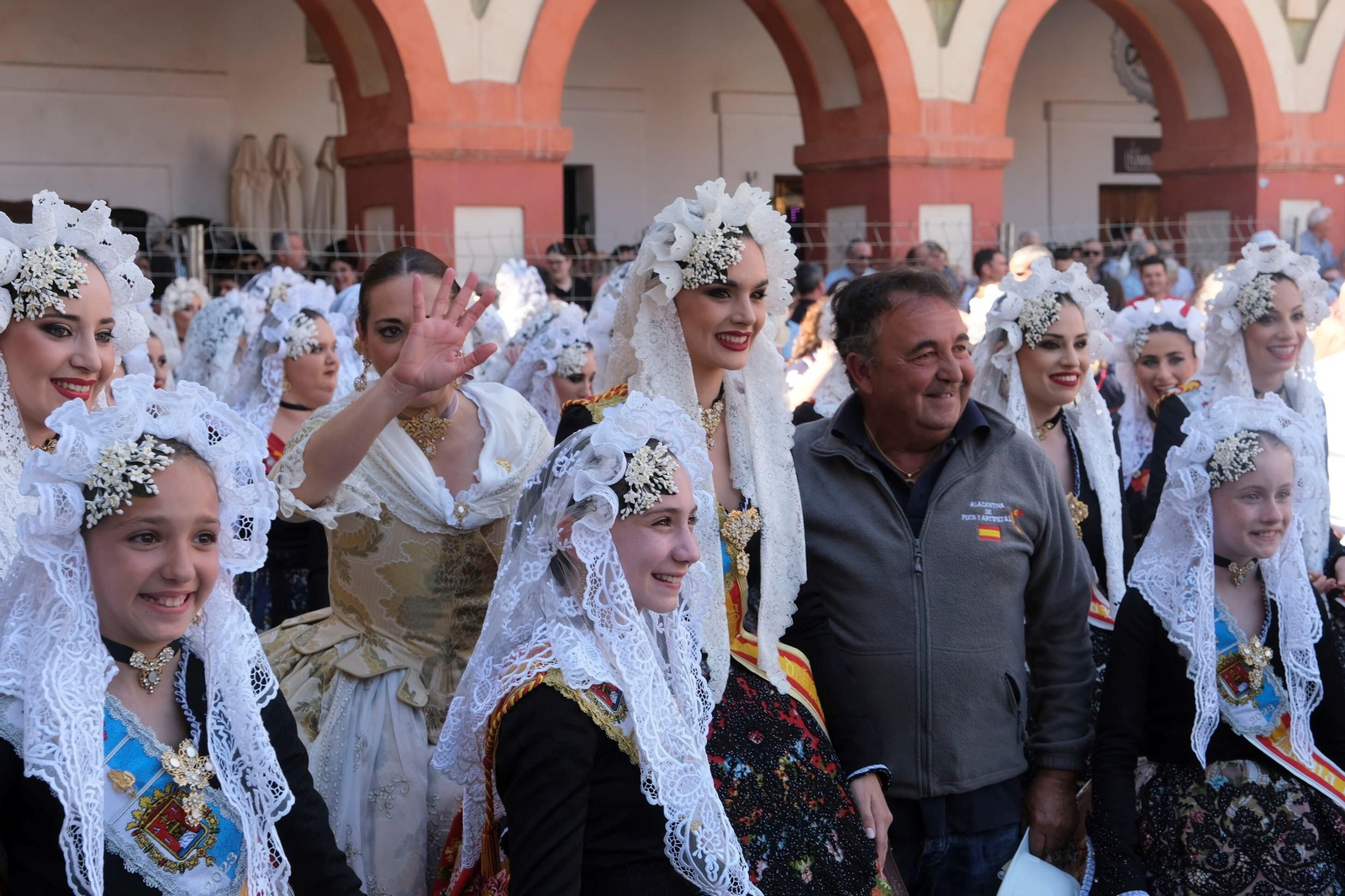 La 'máscletá' y el desfile de 'belleses' alicantinas celebrado en la plaza de la Corredera de Córdoba, en imágenes