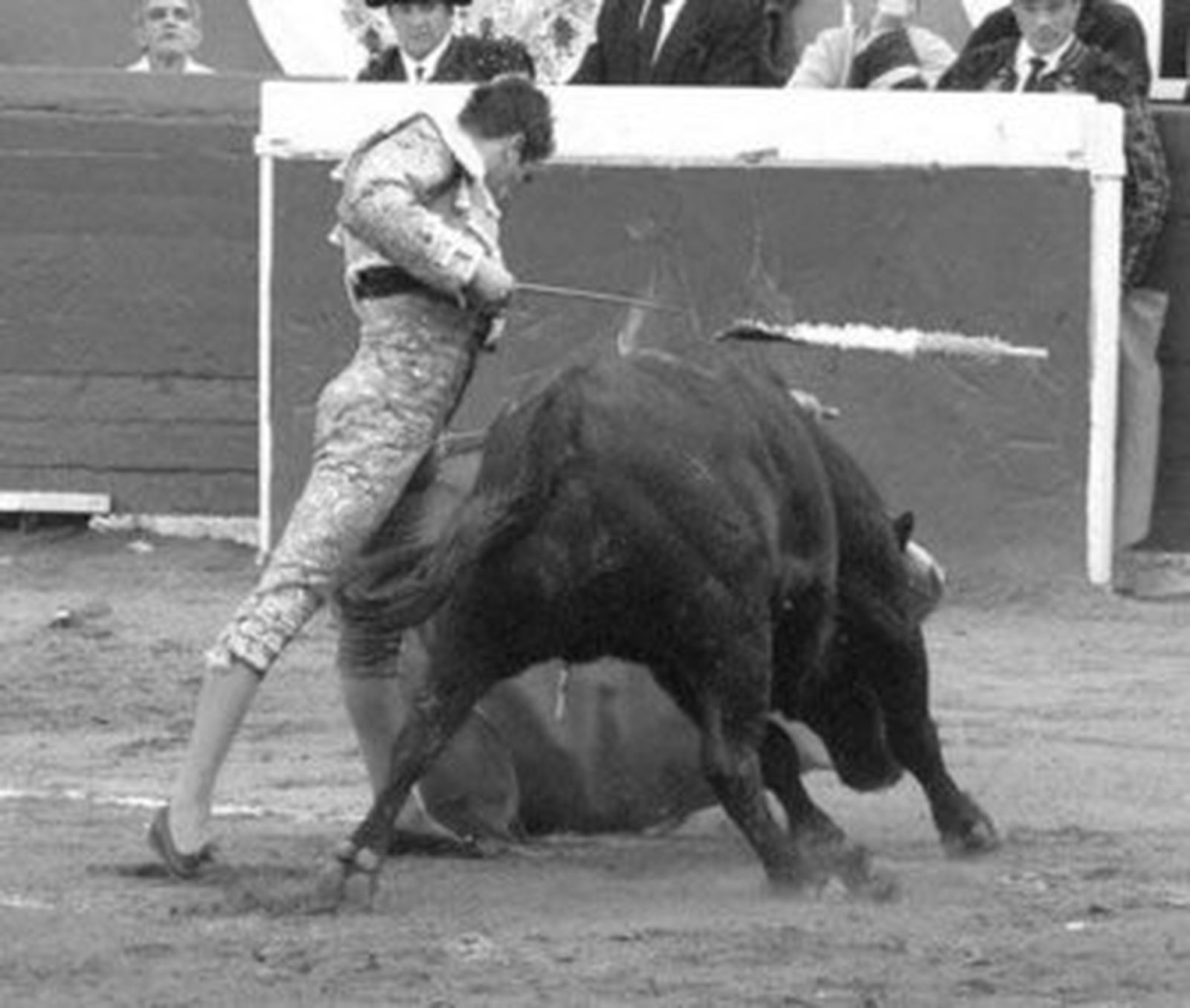 Manzanares, en uno de los remates en el segundo de la tarde.