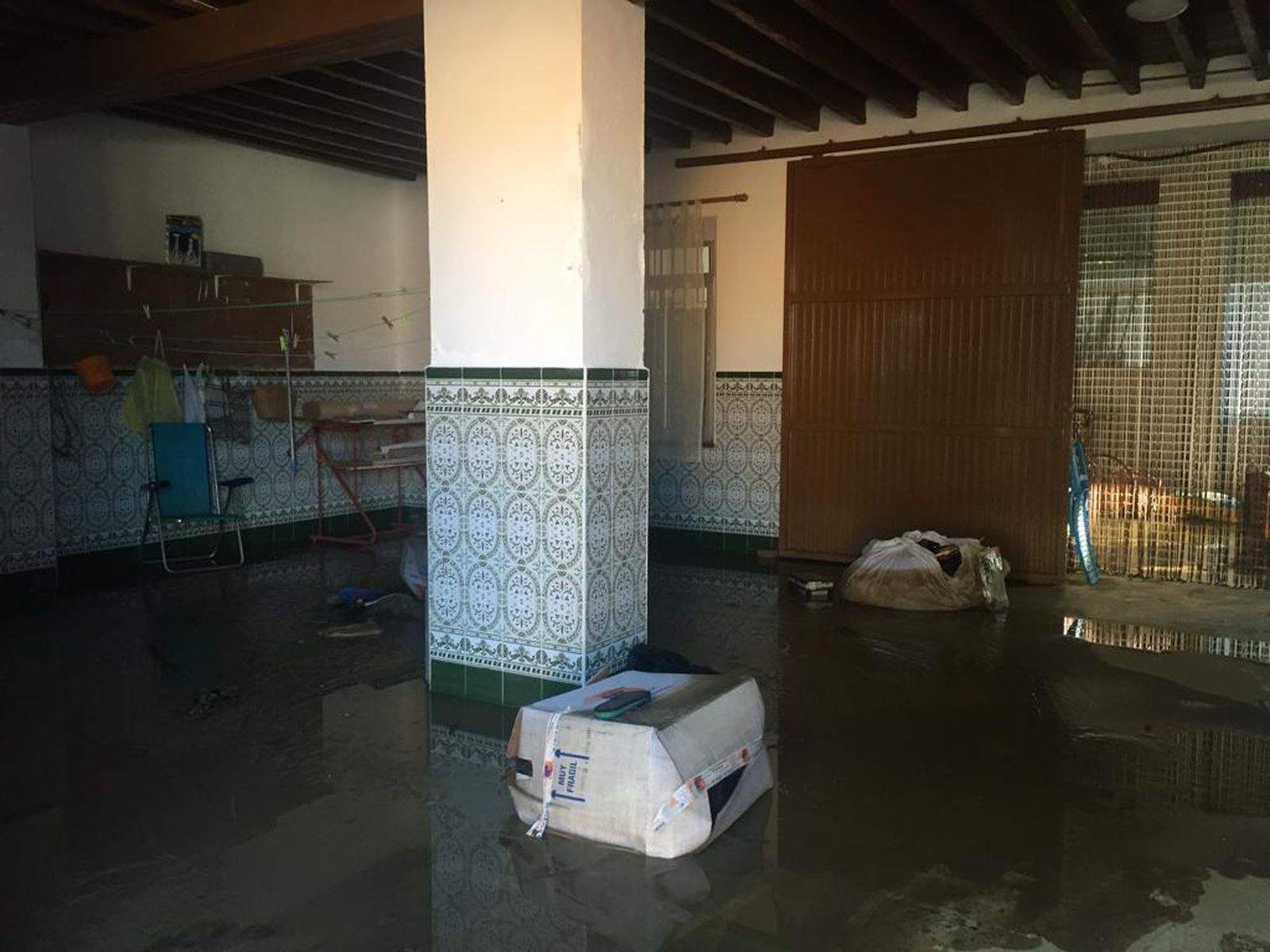 Imágenes de la inundación de El Trapiche, en Vélez-Málaga, por la rotura de una tubería del pantano de la Viñuela.
