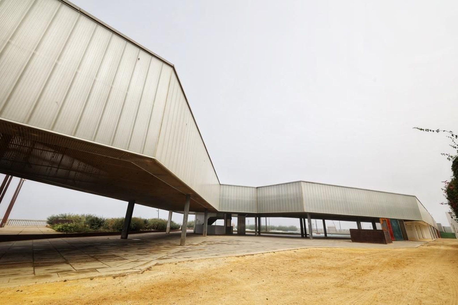 Imágenes del abandono de la pérgola del parque Genovés de Cádiz