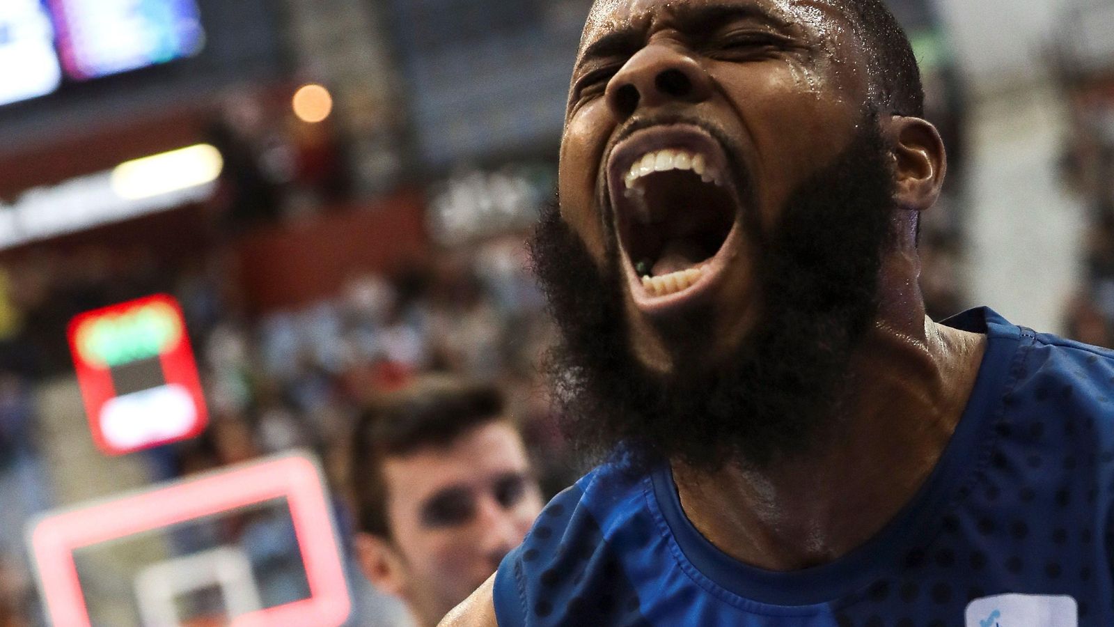 Agbelese grita después de una canasta en 2018.