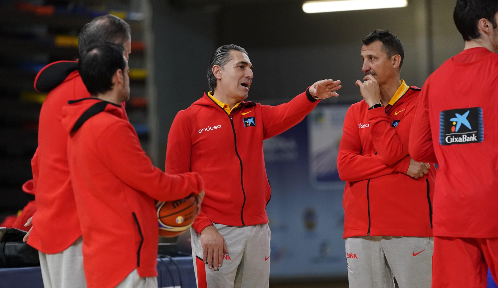 Jesús Lázaro, a la derecha de Sergio Scariolo.