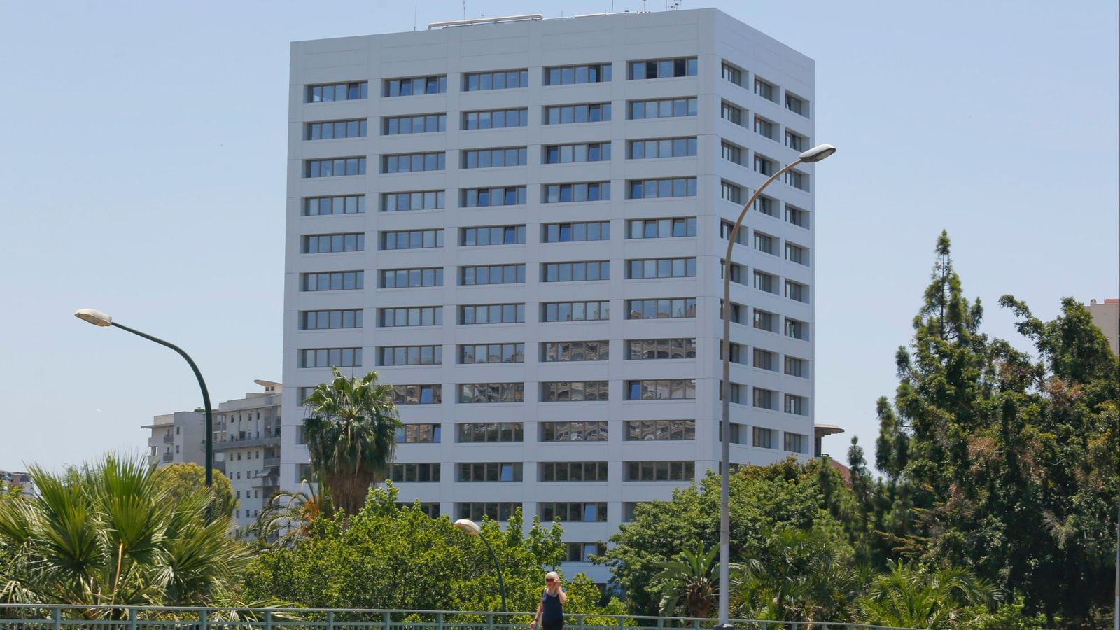 Vista del edificio  de la Junta de Andalucía, ahora con la fachada de color blanco