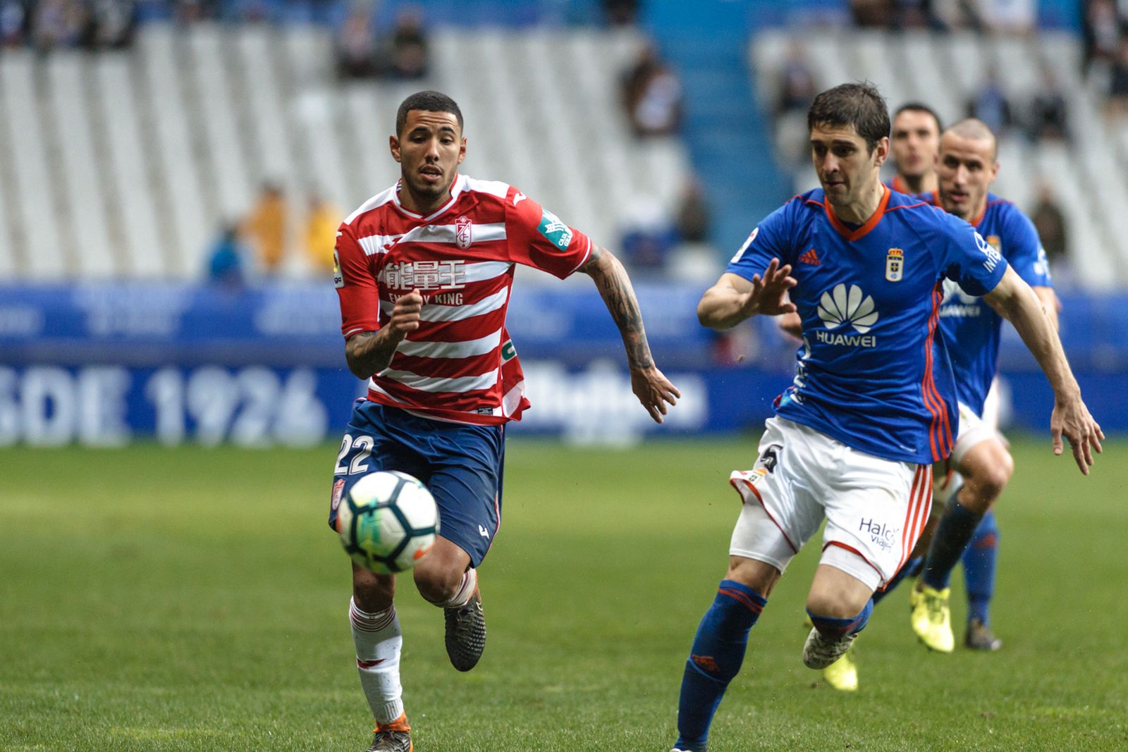 El oviedista Forlín intenta cortar el avance del nazarí Sergio Peña.