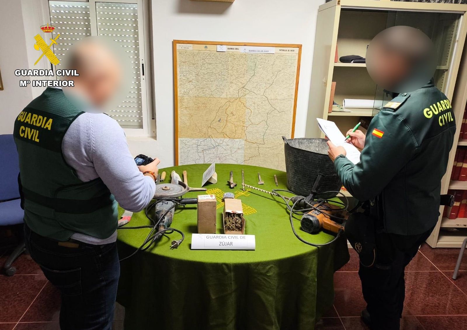 Imagen de las herramientas intervenidas por la Guardia Civil en Zújar