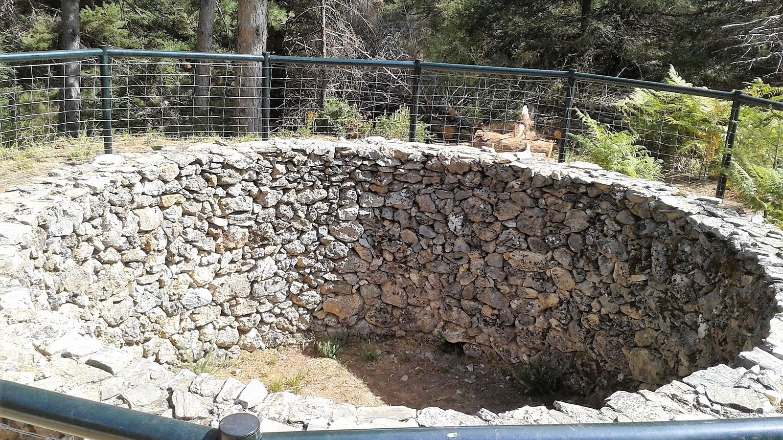 Pozo de nieve restaurado en el término municipal de Yunquera (Málaga).