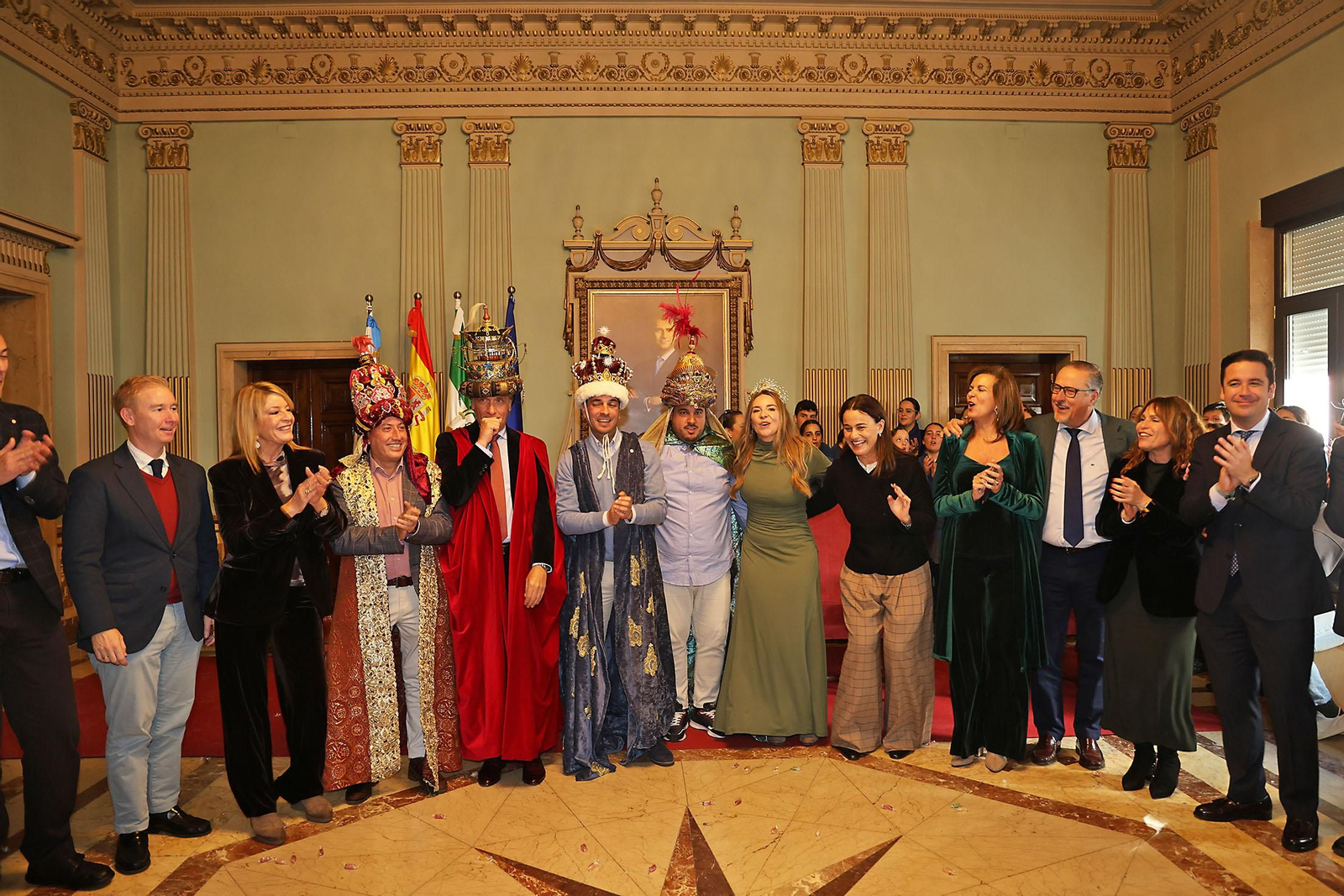 Sus Majestades Los Reyes Magos son coronados en el Ayuntamiento de Huelva