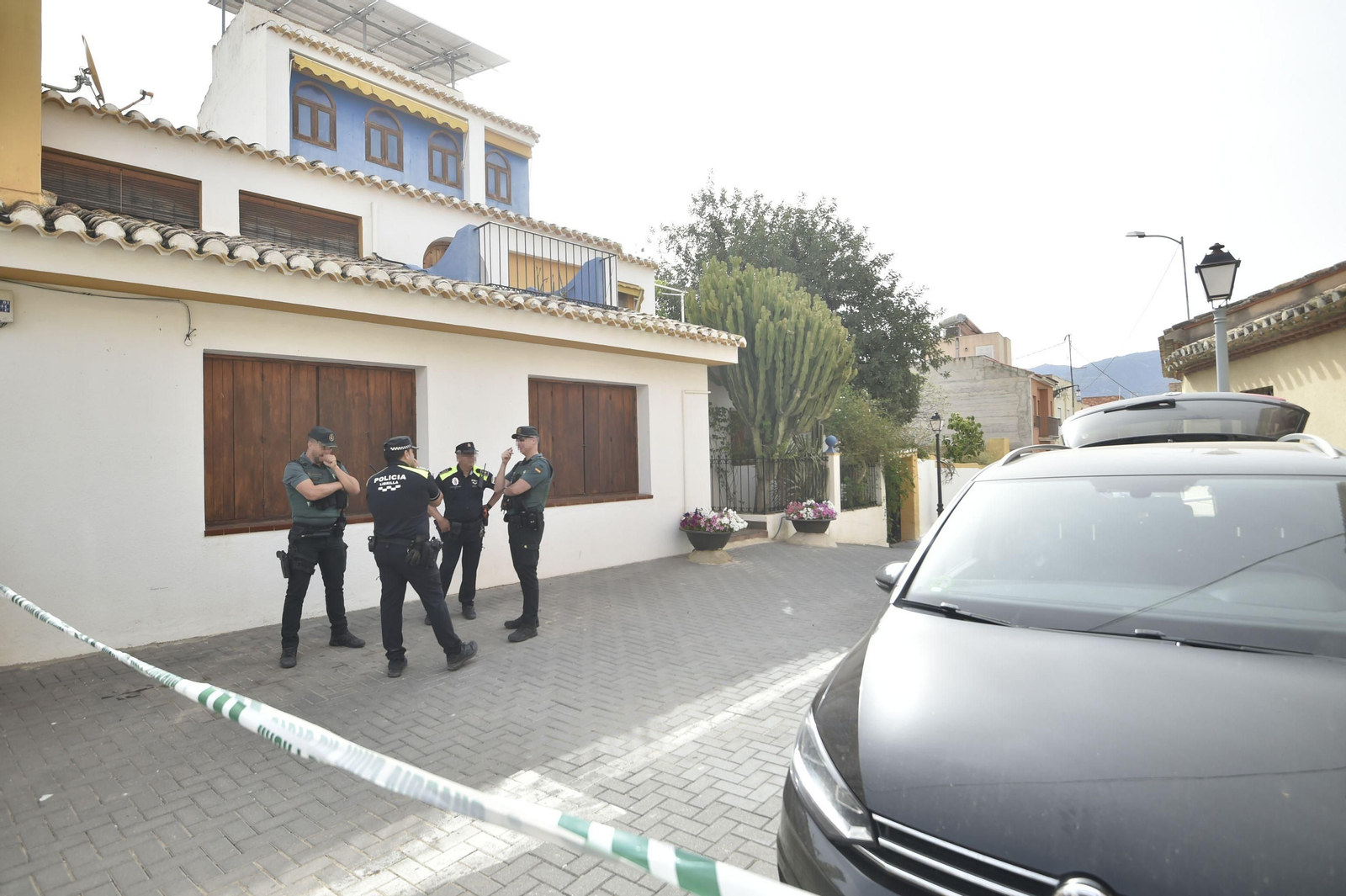 Agentes de la Guardia Civil custodian la casa de Librilla donde una mujer mató a su padre e hirió a su madre.