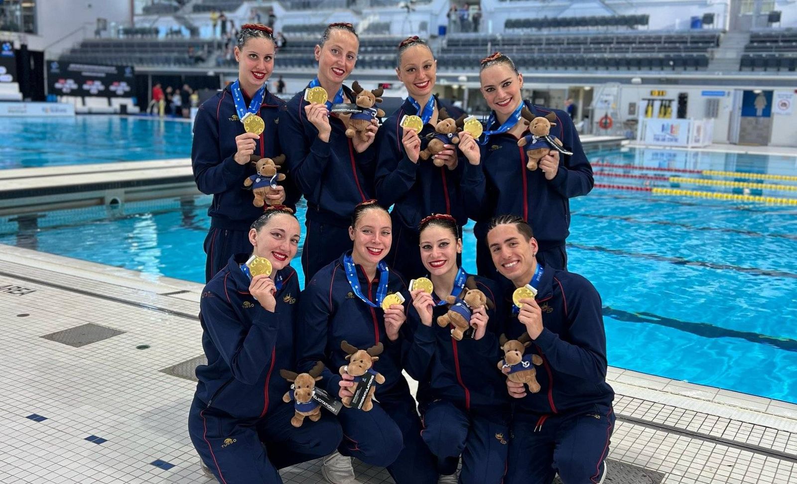 Las sevillanas Alisa Ozhogina y Marina García junto a sus compañeros tras colgarse el oro en Equipo Libre