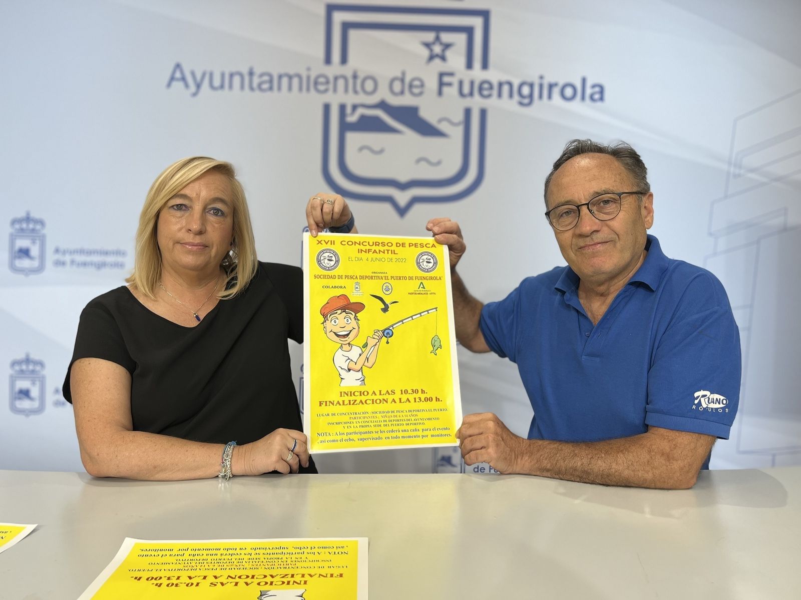 La concejala de Deportes, María Hernández, y el presidente de la sociedad de pesca deportiva El Puerto, Juan Carlos Ruano.