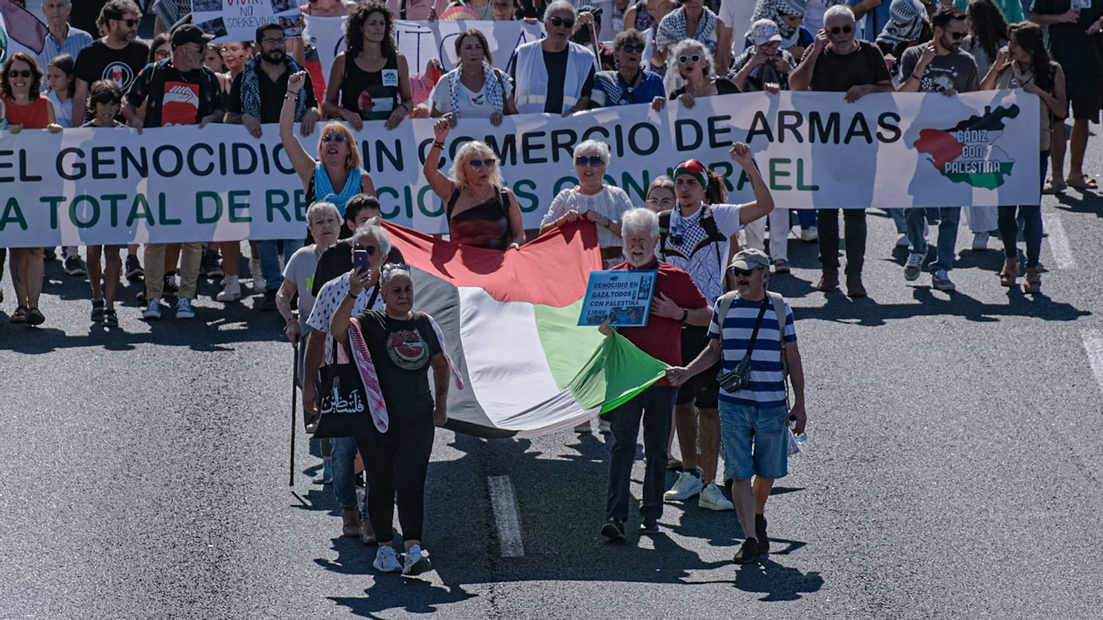 Así fue la multitudinaria manifestación de apoyo a Palestina en Cádiz
