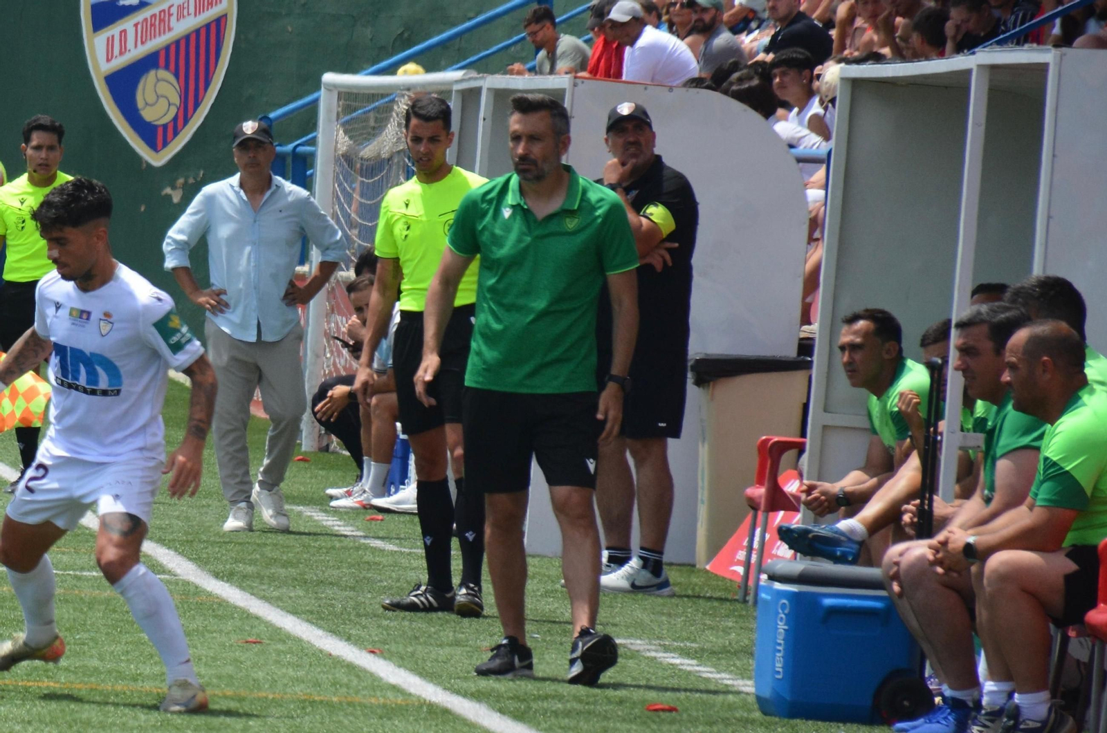 El entrenador del Real Jaén sigue desde el banquillo una de las acciones del choque.