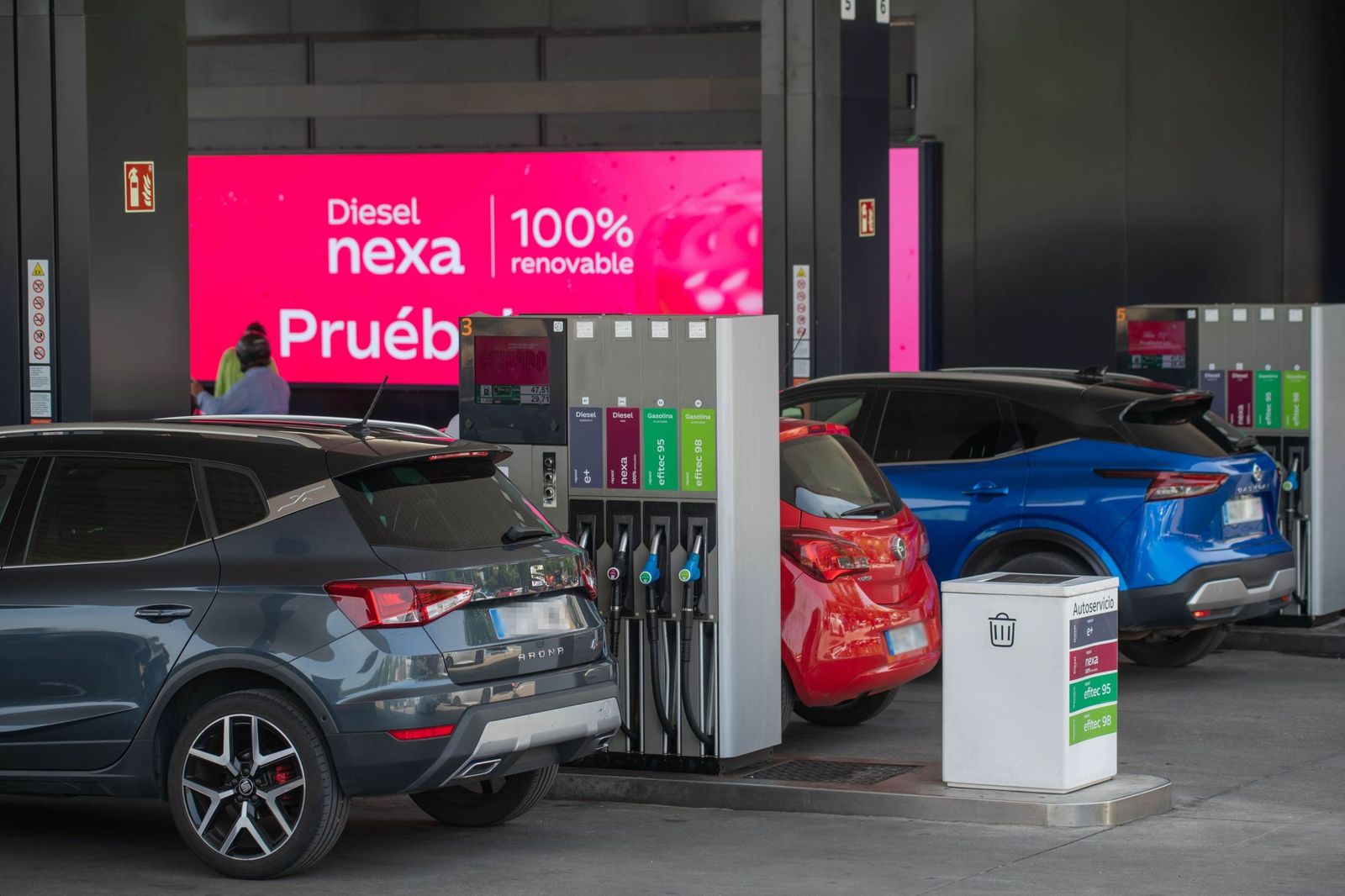 Vehículos en una estación de servicio