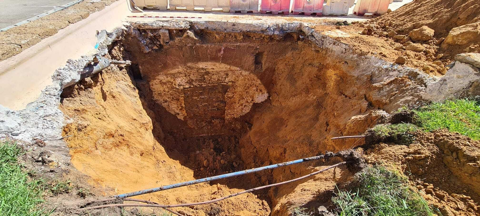 Así es la bóveda del siglo XVIII que ha aparecido bajo la fuente de la Puerta de Tierra.