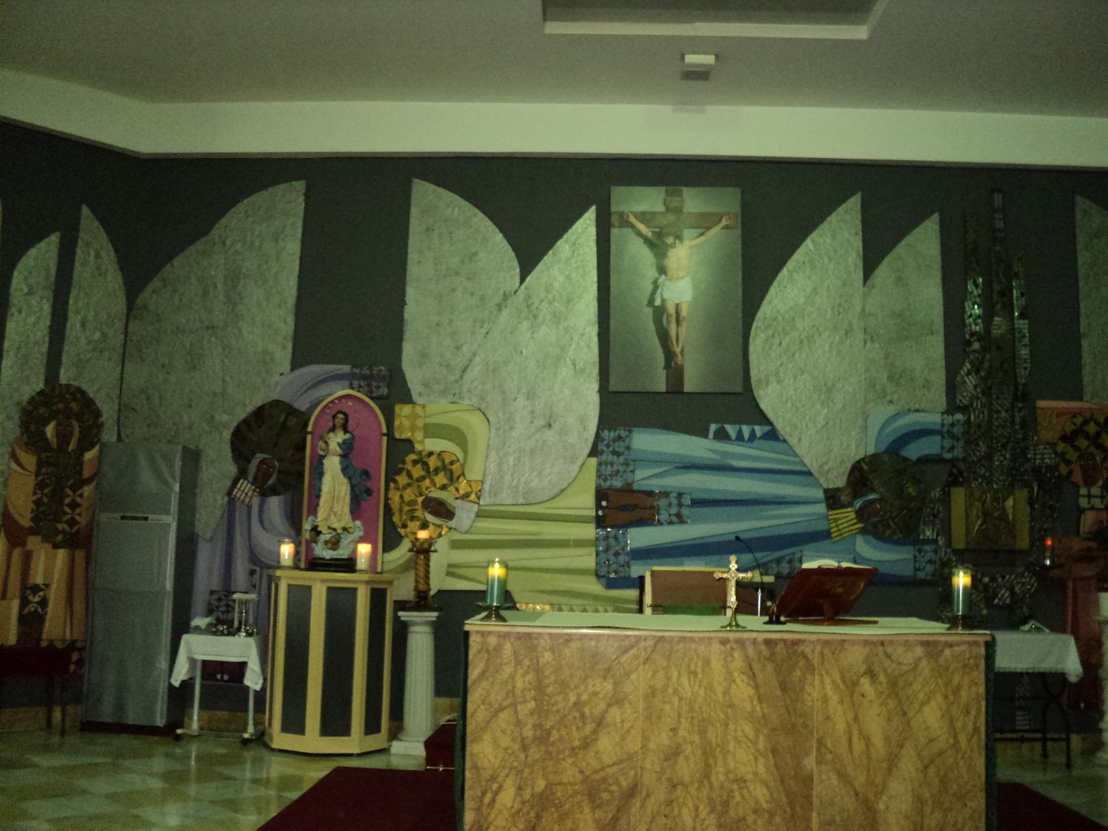 A la izquierda, el 'Cristo crucificado' (2011). A la derecha, el Cristo que actualmente preside el altar de la iglesia.