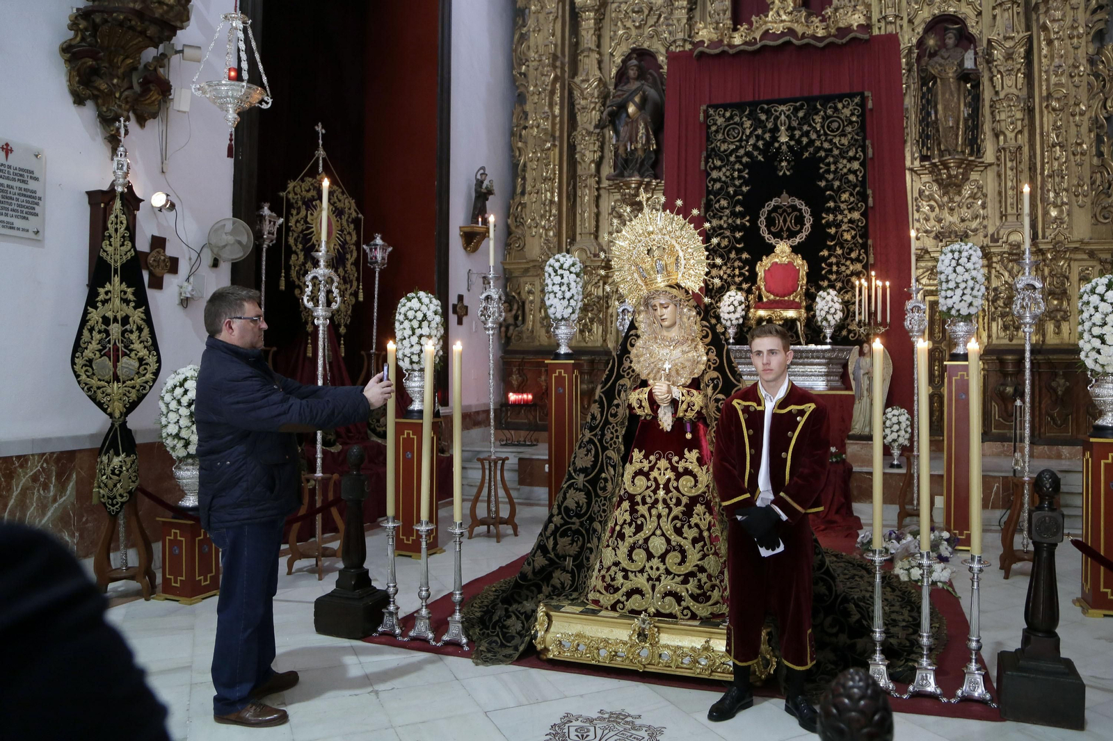 Momentos de los besamanos y besapies de este domingo de Pregón