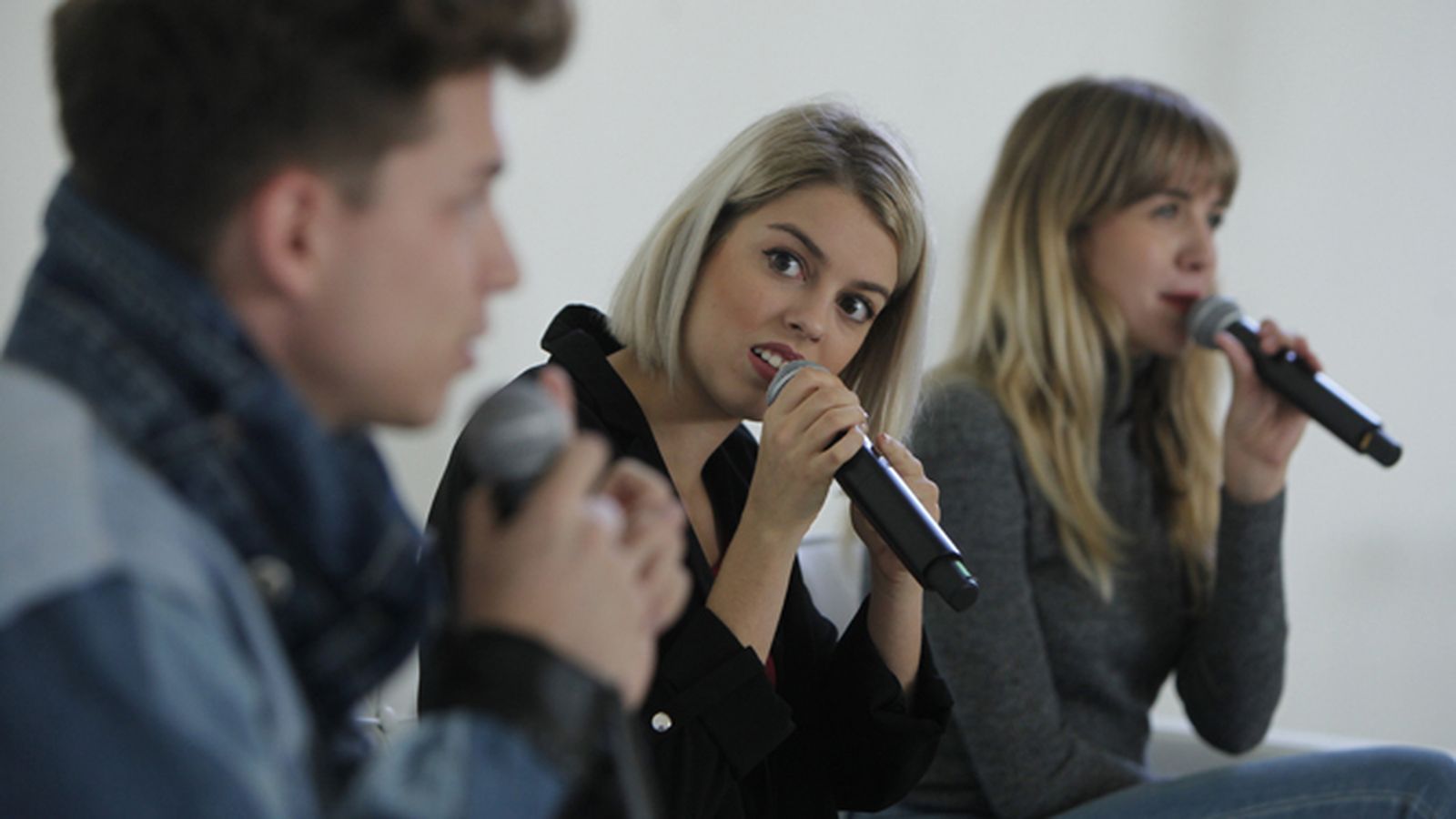 Nerea Rodríguez, junto a sus compañeros de reparto.