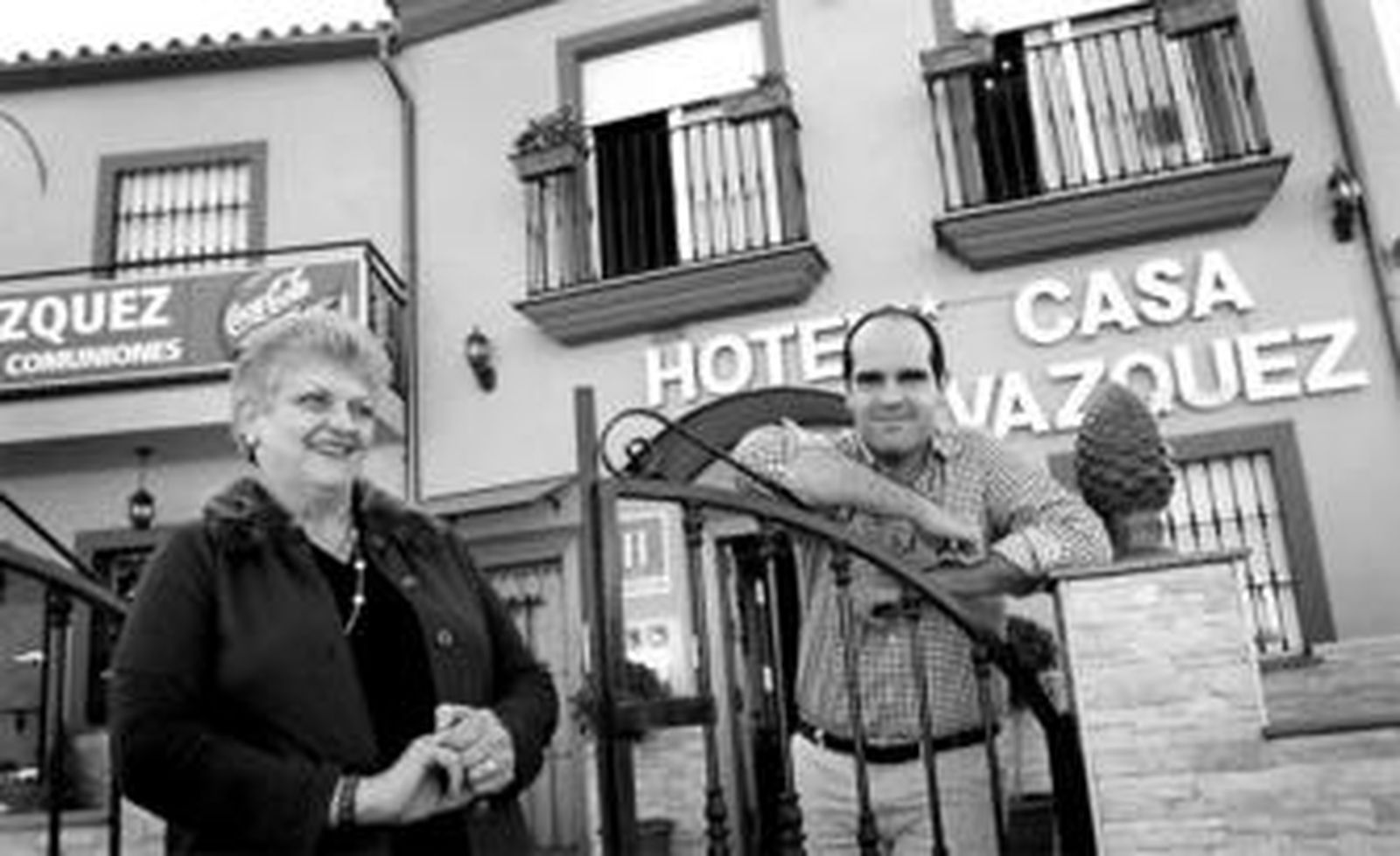 Mari Carmen Vázquez y Antonio Bermúdez, madre e hijo, dos de las tres generaciones que han mantenido la venta.