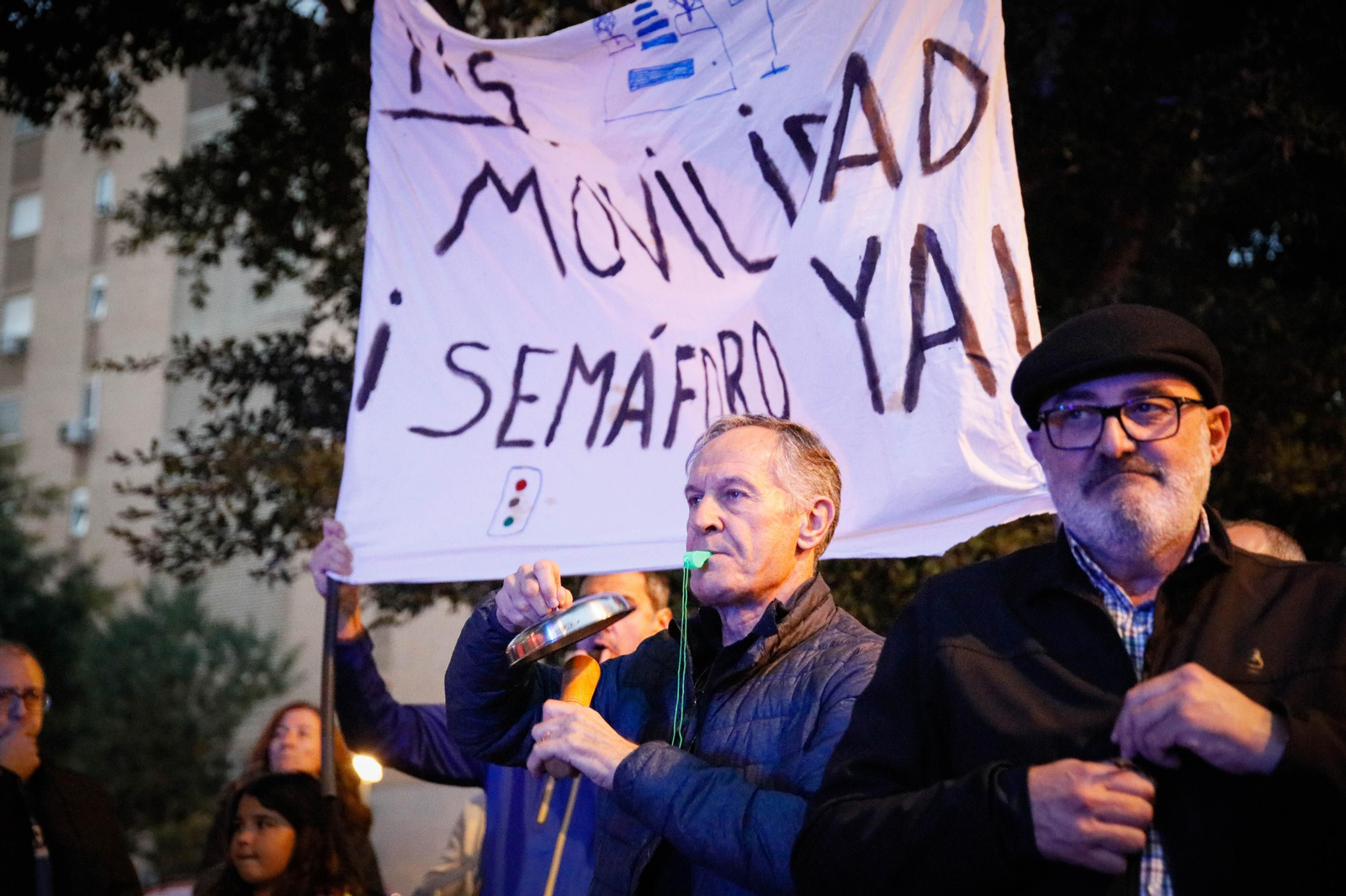 Imágenes de la protesta de los vecinos en la avenida del Mediterráneo  para reclamar paso de peatones con semáforo