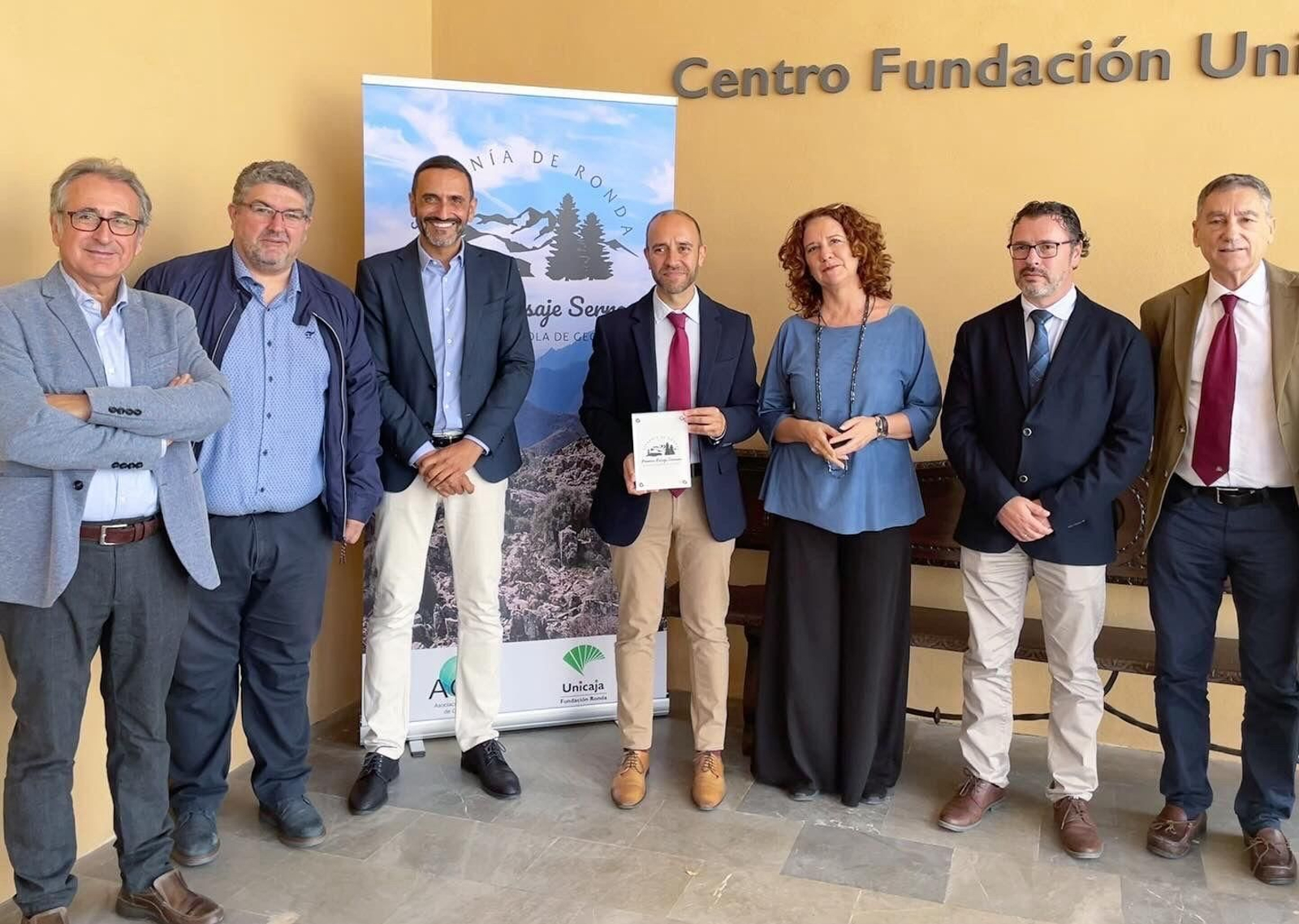 El alcalde de Grazalema recibe el premio 'Paisaje Serrano' de la Asociación Española de Geografía El alcalde de Grazalema recibe el premio 'Paisaje Serrano' de la Asociación Española de Geografía