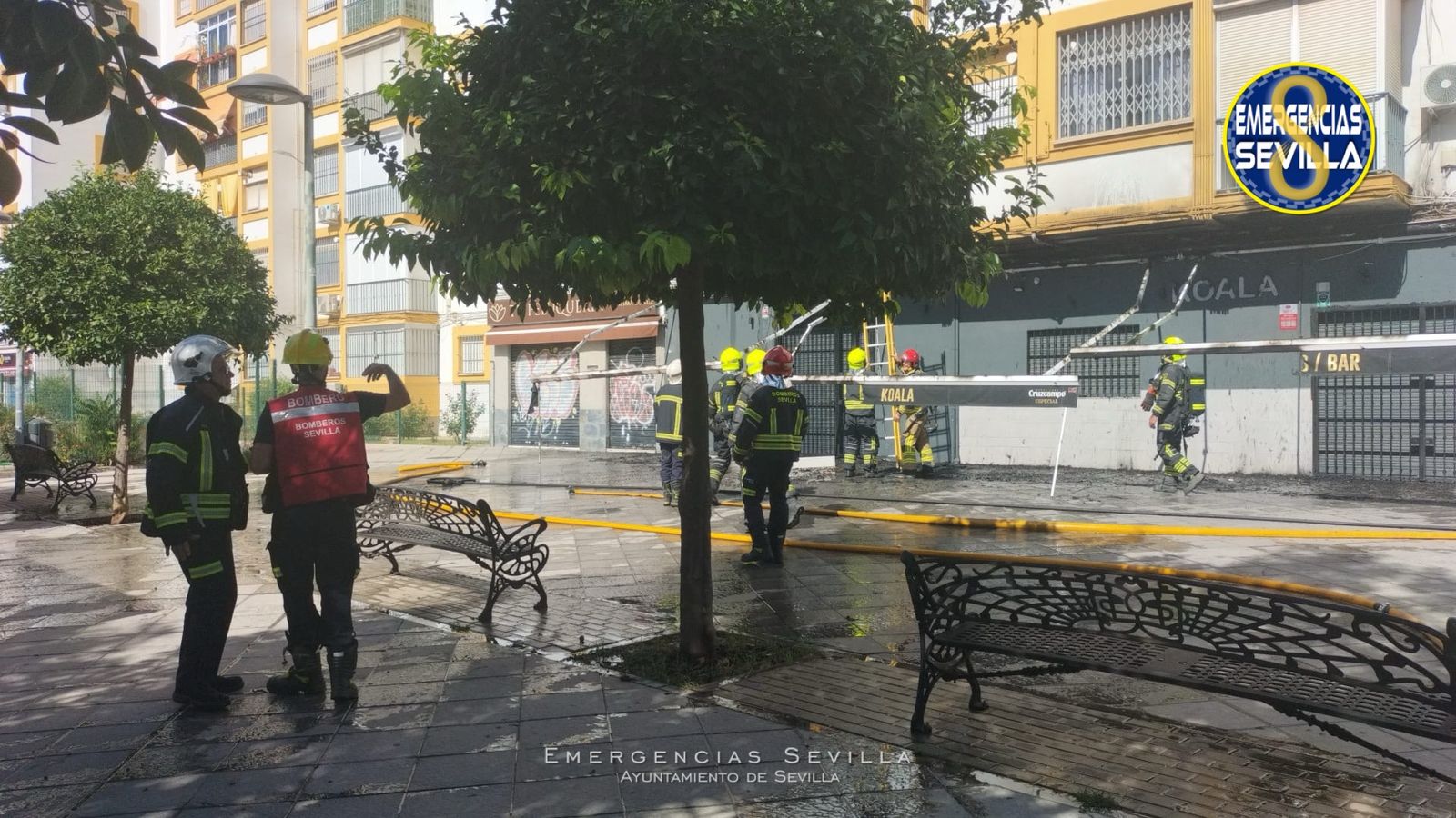 El estado en el que quedó el toldo incendiado.