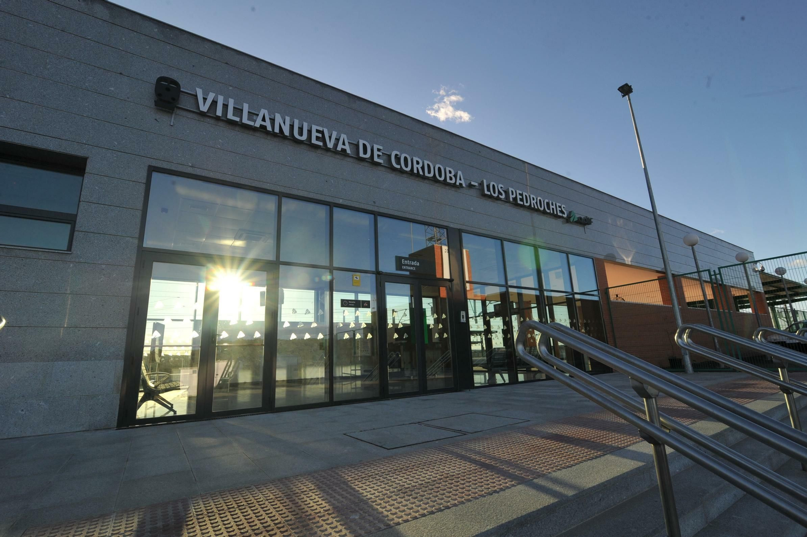 Acceso principal a la estación de AVE de Villanueva de Córdoba Acceso principal a la estación de AVE de Villanueva de Córdoba