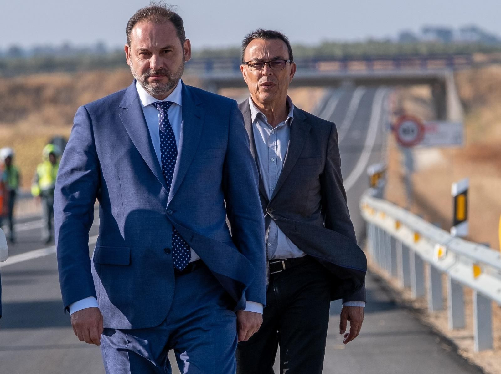 Ábalos y Caraballo durante la inauguración de un tramo de la variante de la 435.