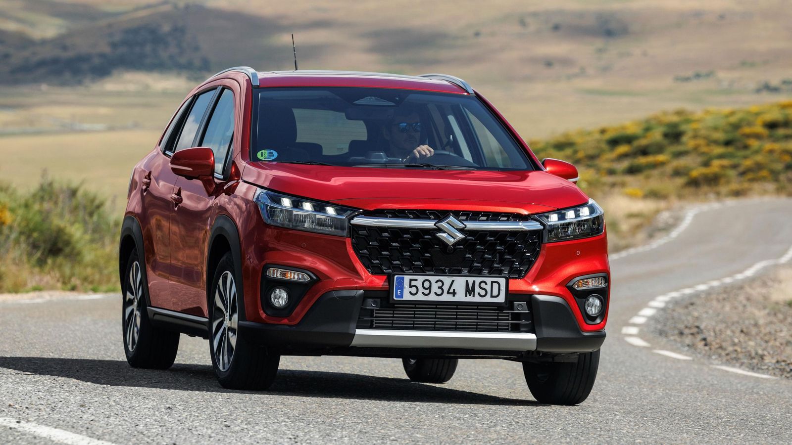 En curva, las sensaciones de ambos SUV de Suzuki son similares. A igualdad de nivel de equipamiento, tanto en el S-Cross, como en su hermano pequeño, la diferencia entre los dos motores ronda los 3.000 euros a favor del Mild Hybrid.