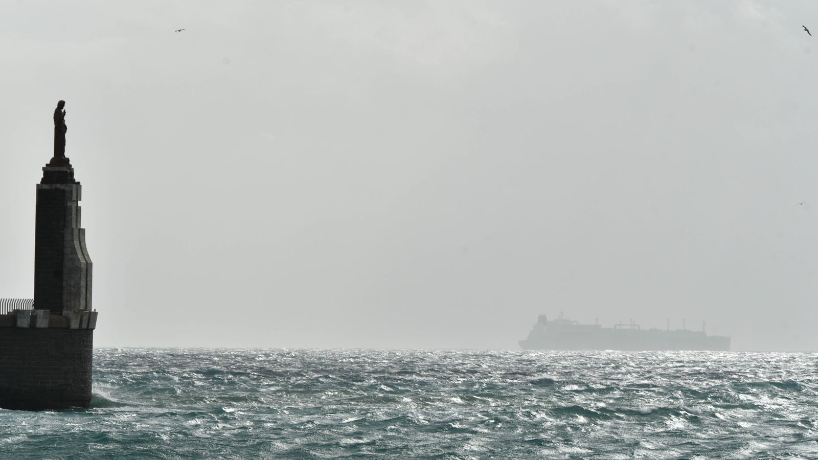 La silueta de un ferry desde la costa de Tarifa.