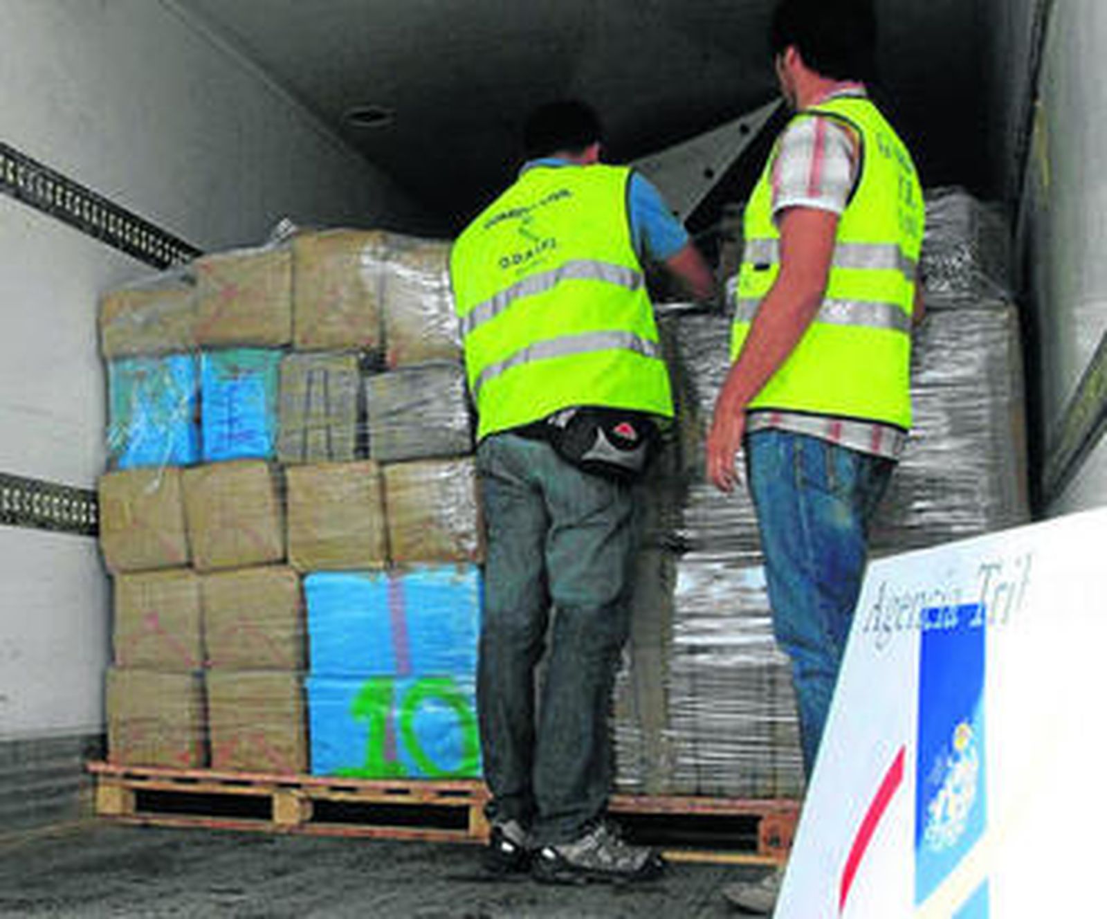Dos agentes del servicio aduanero de la Guardia Civil inspeccionan un alijo, en imagen de archivo.