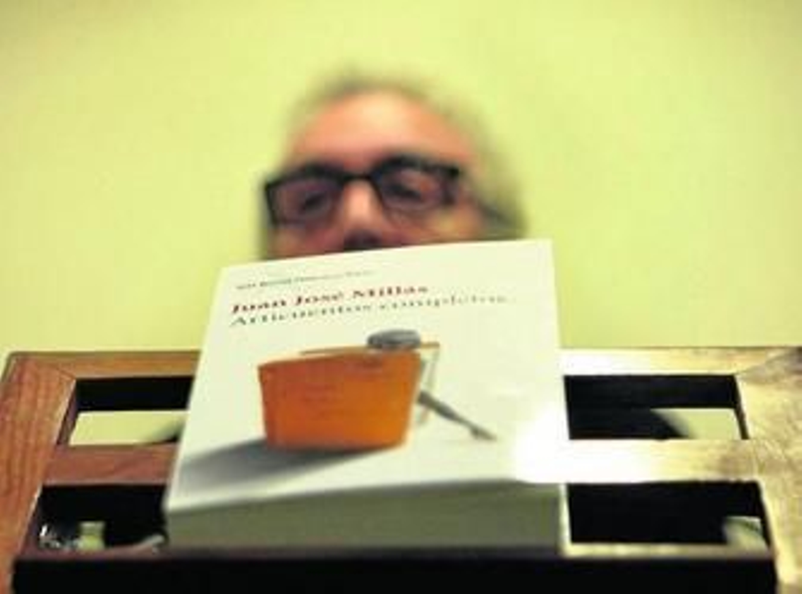 Juan José Millás (Valencia, 1946), tras un ejemplar de su libro, ayer en la Biblioteca Infanta Elena.