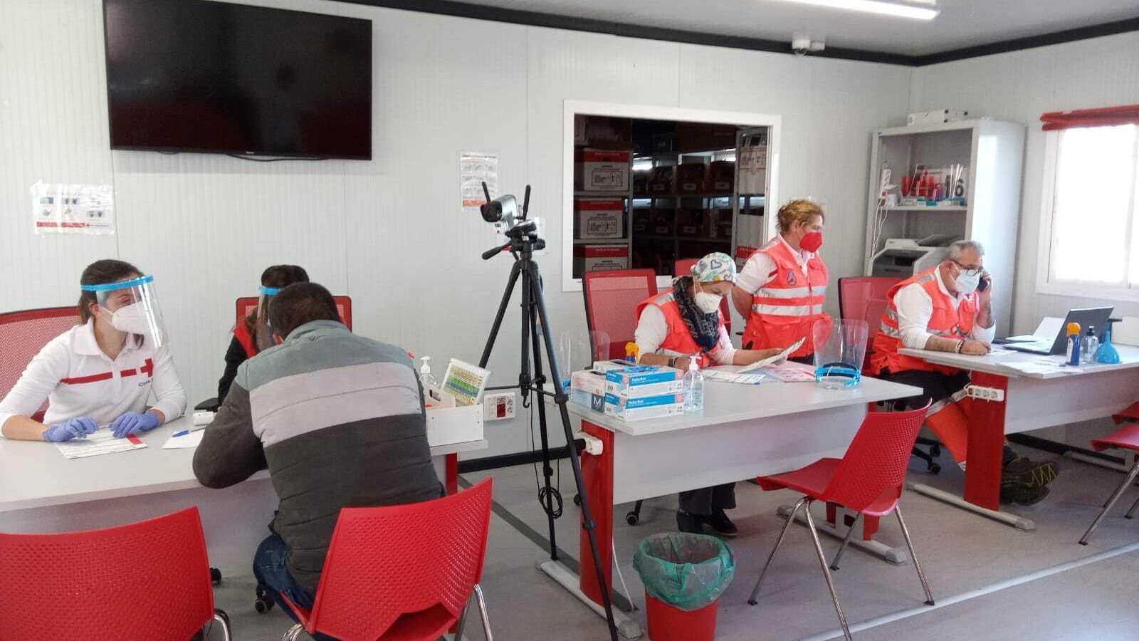 Atención a inmigrantes llegados en patera por parte de Cruz Roja en el puerto de Almería 1