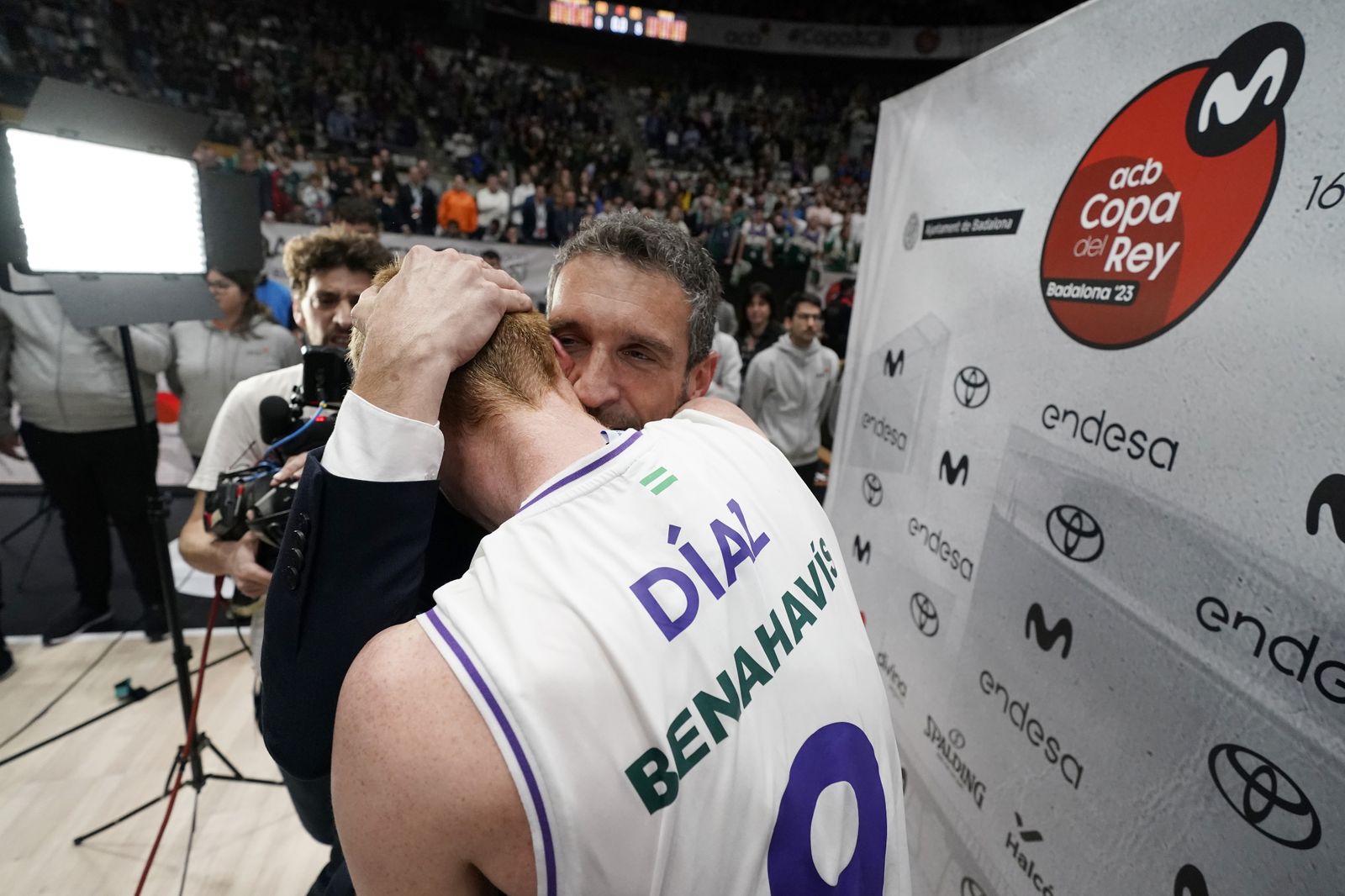 Ibon se abraza a Alberto Díaz