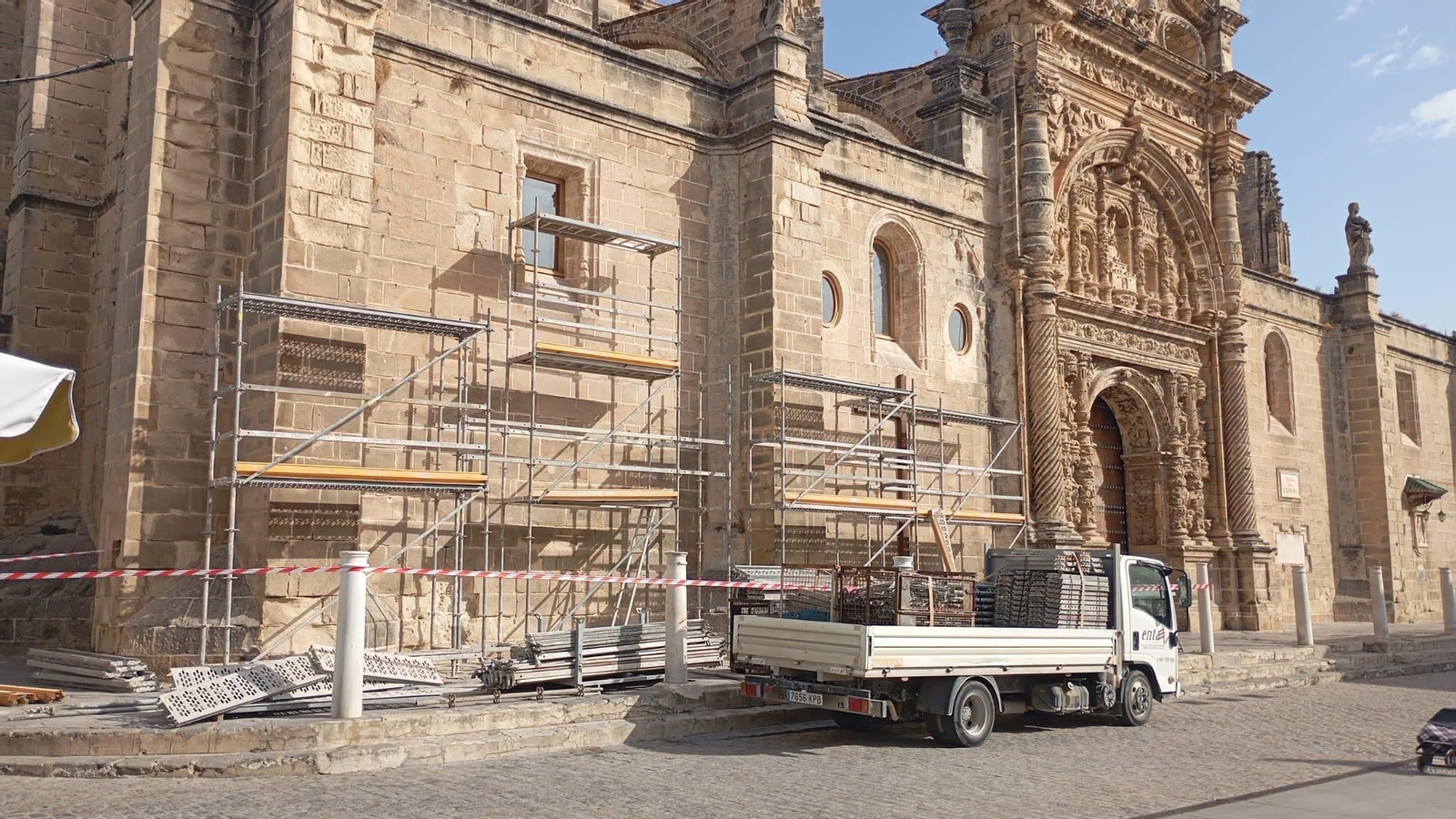 Imagen actual que presenta la Basílica Menor con la instalación de los andamios.