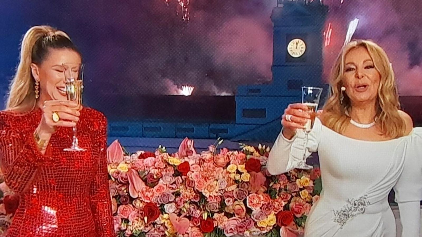 Anne y Ana ríen al no oírse entre los fuegos artificiales