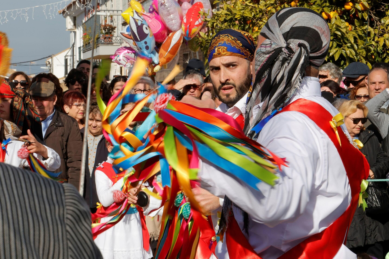 La Danza de los Locos y el Baile del Oso de Fuente Carreteros, en imágenes